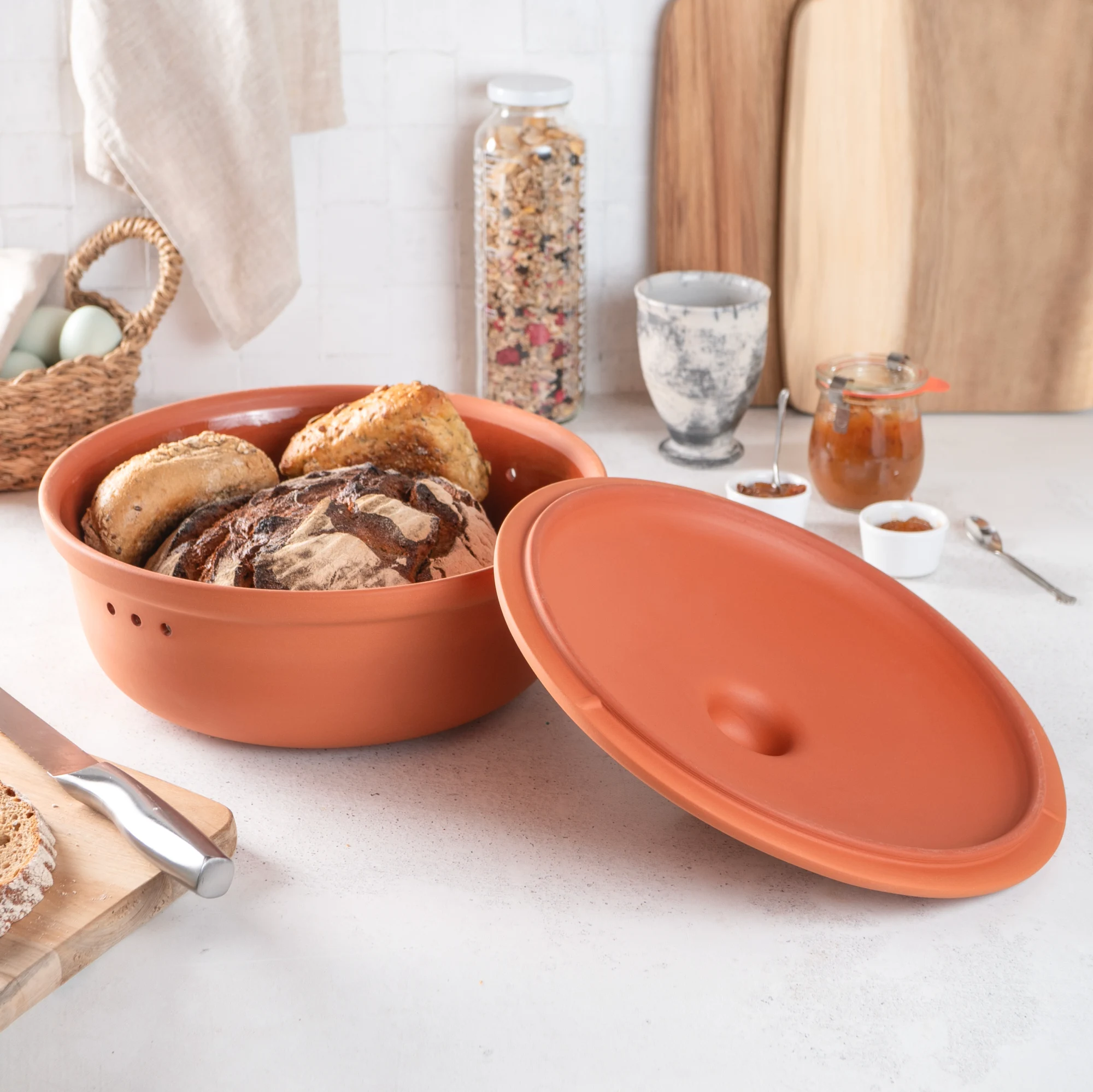 Römertopf Brottopf rund aus Terrakotta zur natürlichen Brotaufbewahrung Runder Brottopf aus Terrakotta mit passendem Deckel; auf dem Deckel ist die Prägung „Römertopf“ sichtbar. Der Topf steht auf einer hellen Oberfläche vor neutralem Hintergrund.