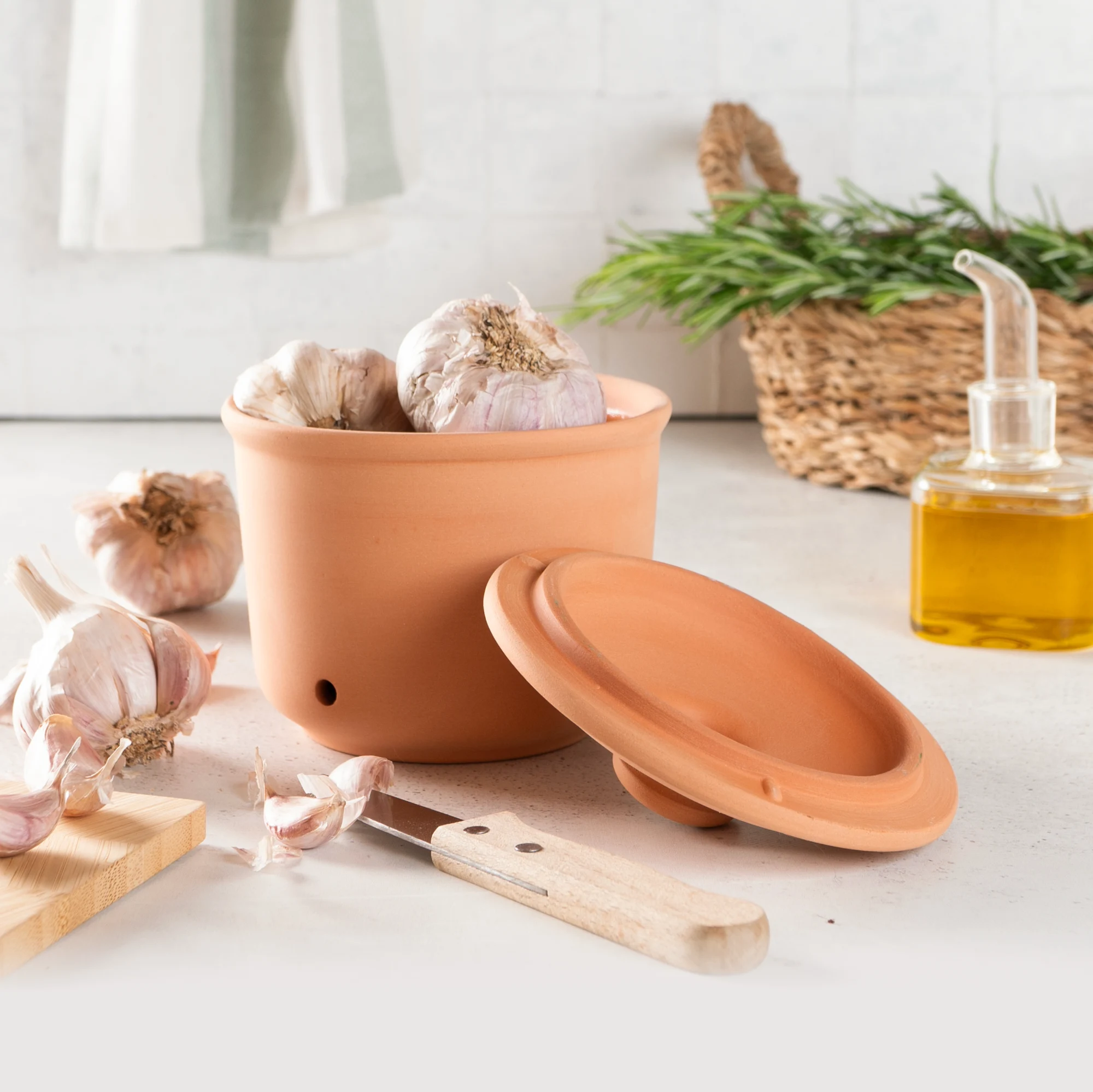 Römertopf Zwiebeltopf Maxi aus Terracotta – Frischetopf zur natürlichen Lagerung von Zwiebeln Großer Zwiebeltopf aus Terrakotta mit seitlichen Luftlöchern und Deckel, gestaltet im klassischen Römertopf-Stil, auf weißem Hintergrund.