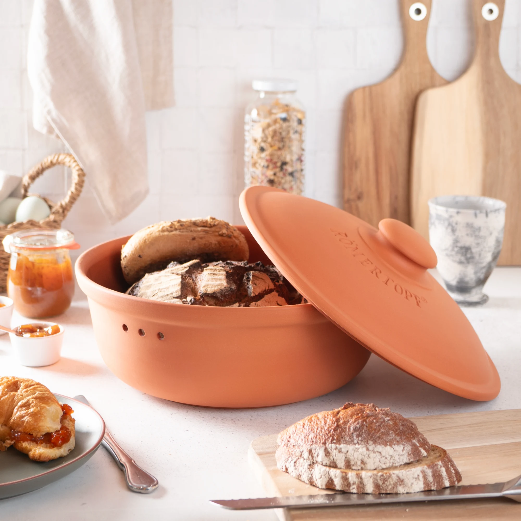 Römertopf Brottopf rund aus Terracotta – Frischetopf zur natürlichen Brotaufbewahrung Runder Brottopf aus Terrakotta mit Deckel, naturfarben, auf hellem Hintergrund – dient zur Aufbewahrung von Brot und zur Erhaltung der Frische.