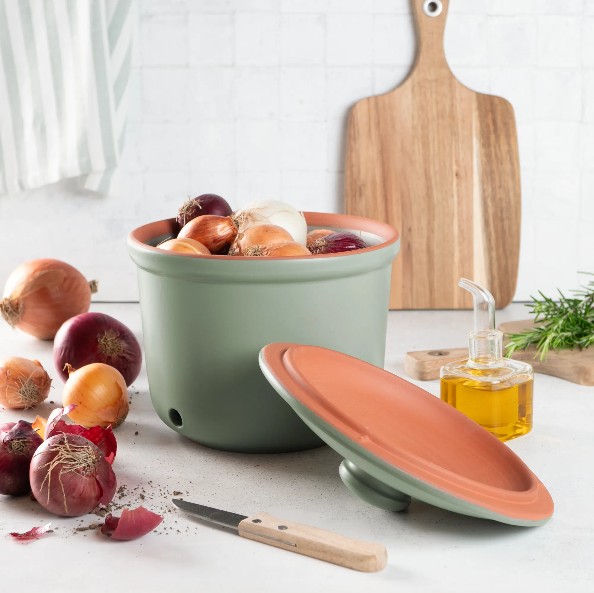 Vorratstopf Set aus Keramik in Grün mit Deckel – RÖMERTOPF Aufbewahrungsdosen für Küche Römertopf-Vorratstopf-Set aus Keramik in grün, bestehend aus drei unterschiedlich großen Töpfen mit Deckeln, auf einer hellen Oberfläche arrangiert.