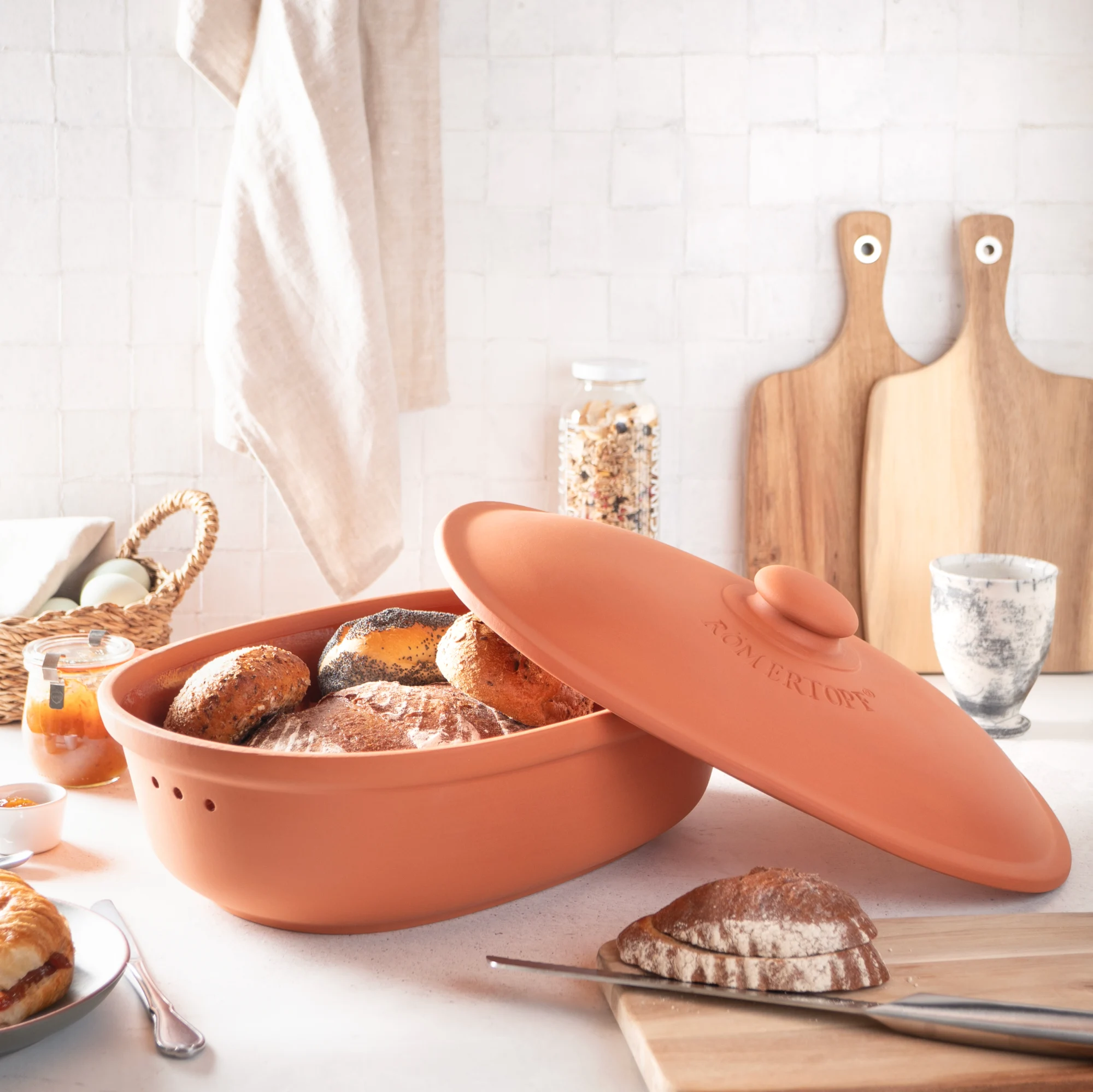 Römertopf Brottopf Maxi aus Terracotta – Frischebehälter zur Brotaufbewahrung – Atmungsaktiv & Schimmelresistent Römertopf Brottopf Maxi in Terrakotta mit rundem Deckel, Belüftungslöchern an den Seiten und geprägtem „Römertopf“-Schriftzug – zur luftdurchlässigen Aufbewahrung von Brot und Brötchen.