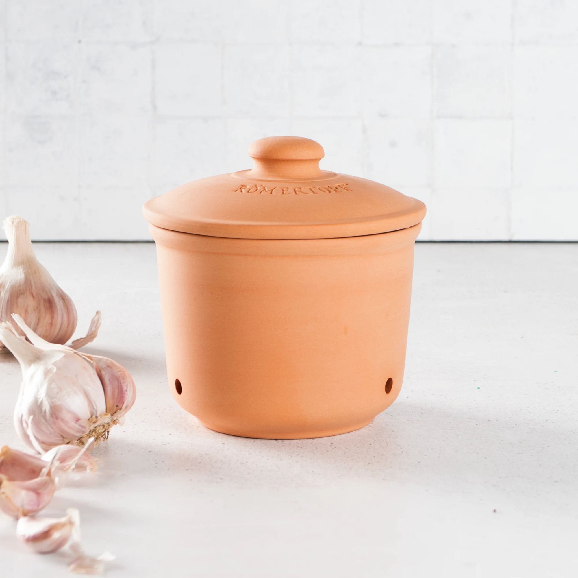 Römertopf Frischetopf Maxi Zwiebeltopf aus Terracotta – Atmungsaktive Aufbewahrung für Zwiebeln Großer, runder Zwiebeltopf aus Terrakotta mit Deckel und dekorativer Zwiebel-Prägung auf der Vorderseite; mehrere kleine Luftlöcher im unteren Bereich sorgen für Belüftung.