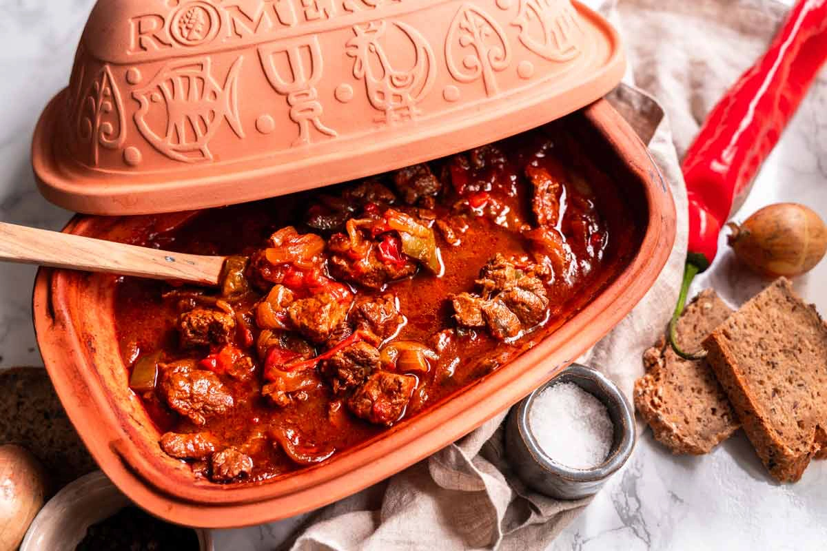 Römertopf Tonbräter Klassik mit Gulasch – das Original seit 1967