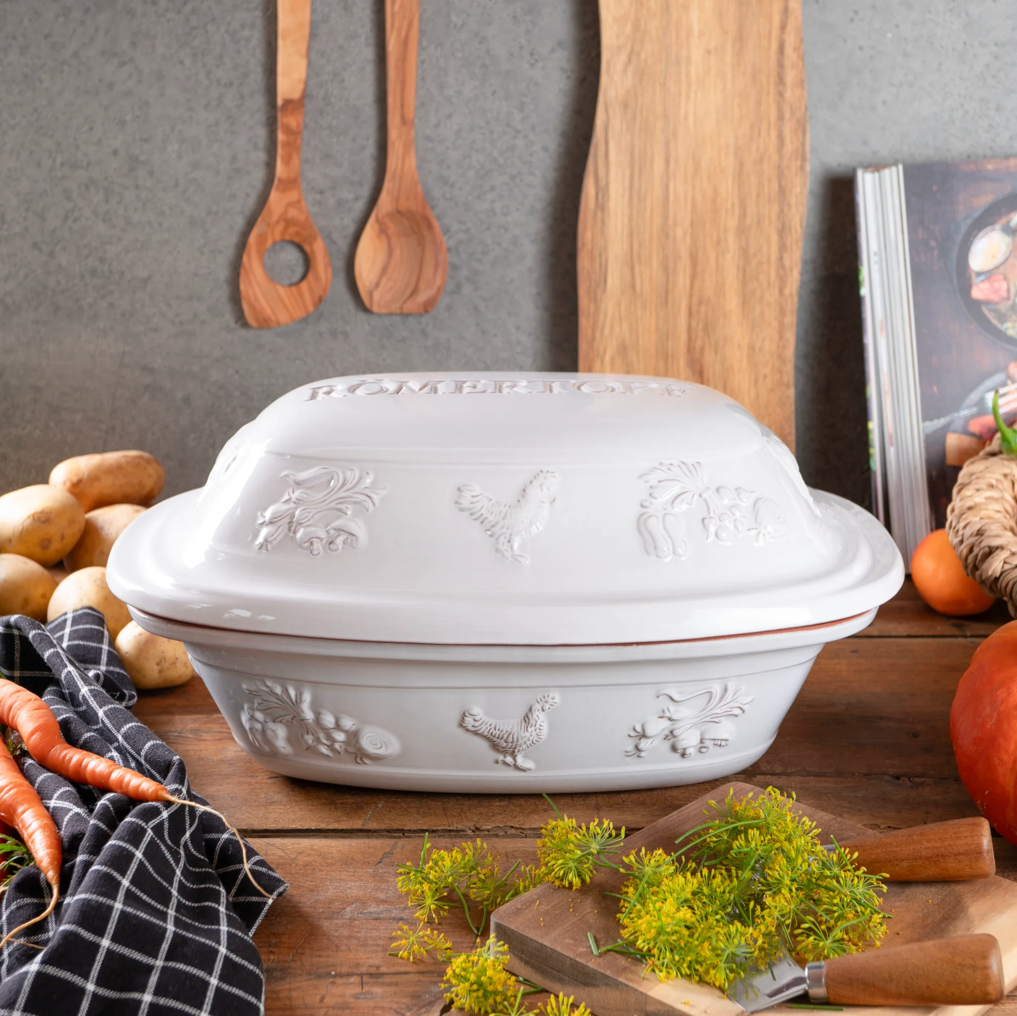 Römertopf Rustico weiß für 6 Personen – Bräter aus Naturton für gesundes Kochen Weißer Römertopf Rustico für sechs Personen, oval und mit strukturiertem Deckel, aus natürlichem Ton, auf hellem Untergrund platziert.