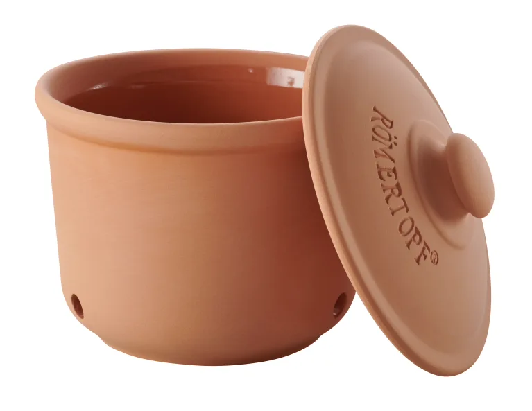 Römertopf Zwiebeltopf Medi in Terracotta Runder Zwiebeltopf aus Terracotta mit Deckel und seitlichen Luftlöchern auf heller Oberfläche, vorne „Zwiebeln“ eingeprägt