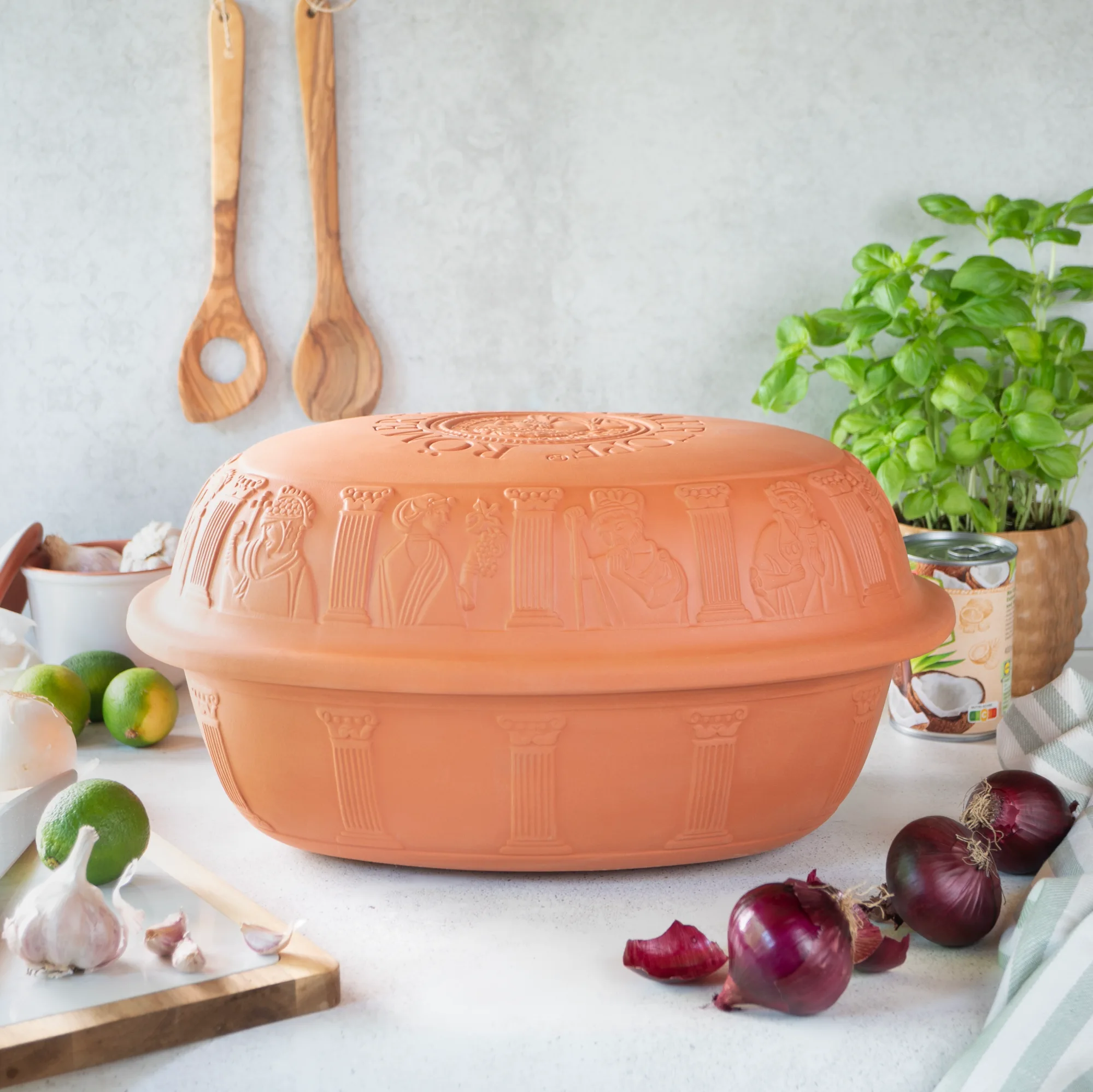 Römertopf Gänsebräter aus Naturton – ovaler Bräter mit Deckel für saftige Gänse & Braten Großer Römertopf-Gänsebräter aus rötlicher Terrakotta mit Deckel, auf einem weißen Untergrund stehend, Vorderseite leicht schräg zur Kamera ausgerichtet.