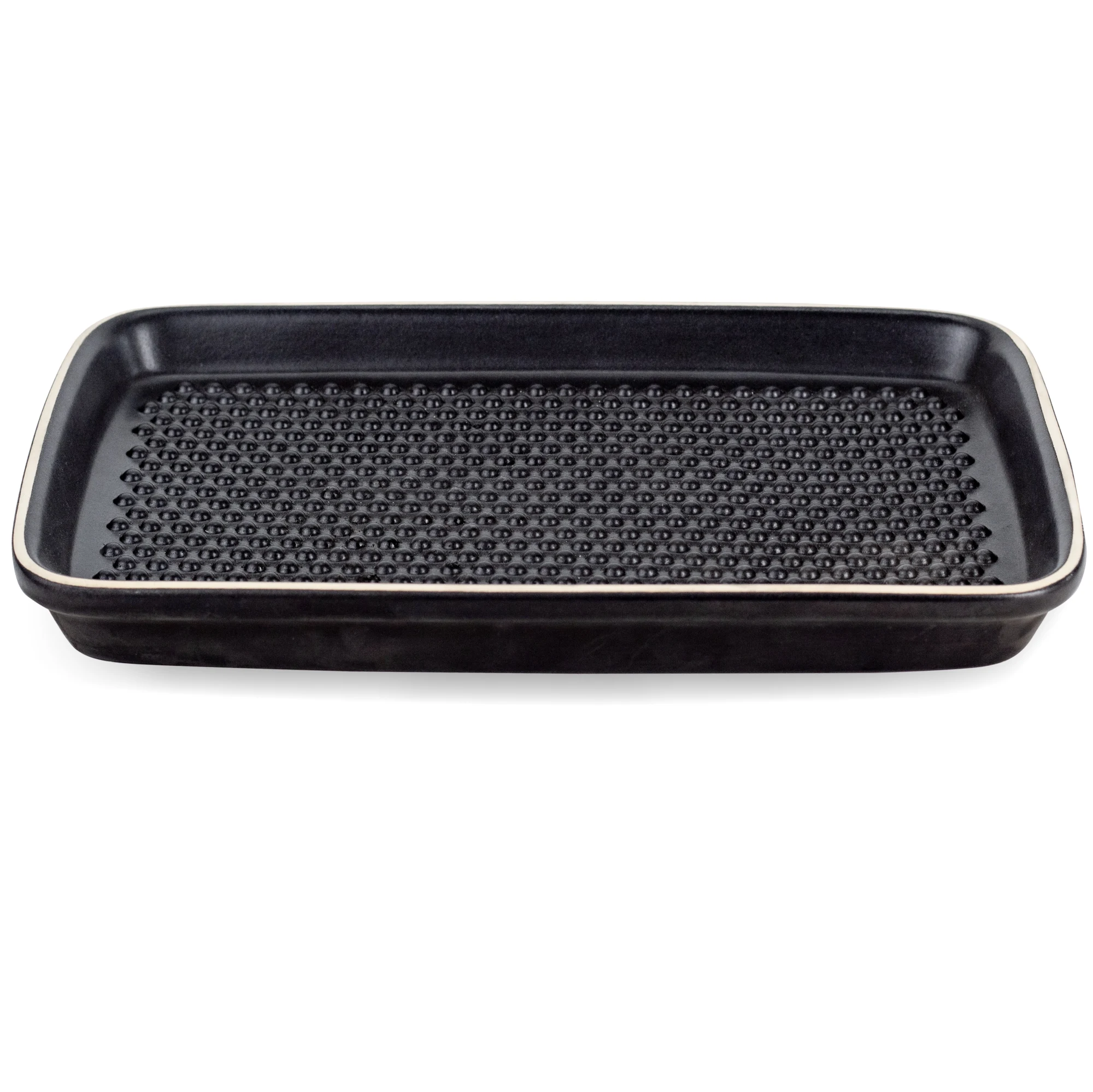 BBQ Plancha Black Edition mit Noppen – Römertopf Rechteckige schwarze Grill-Plancha aus Ton von Römertopf mit leicht erhöhtem Rand, auf weißem Hintergrund