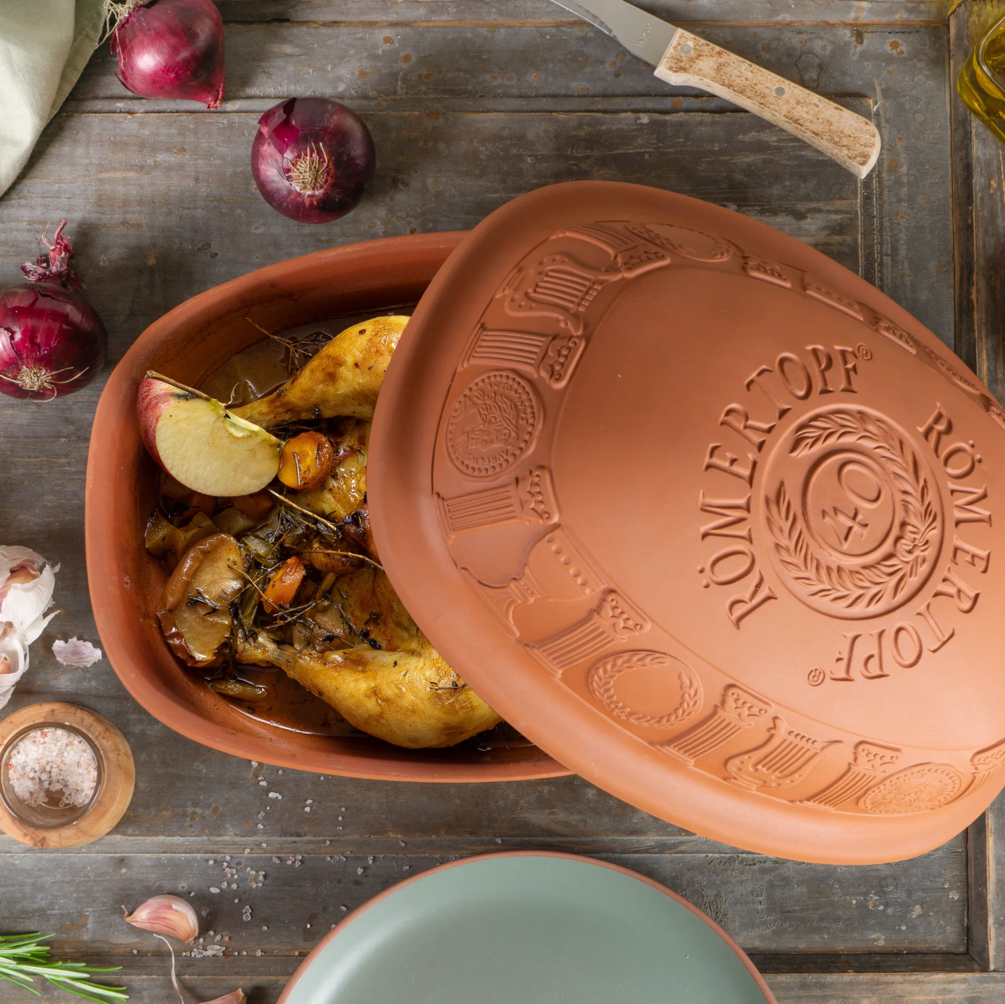 Römertopf Bräter Jubiläumsedition – Klassischer Tontopf zum Schmoren und Garen Rechteckiger Römertopf-Bräter aus naturfarbenem Ton mit leicht gewölbtem Deckel, verziert mit Gravur „40 Jahre Römertopf“, auf hellem Untergrund präsentiert.