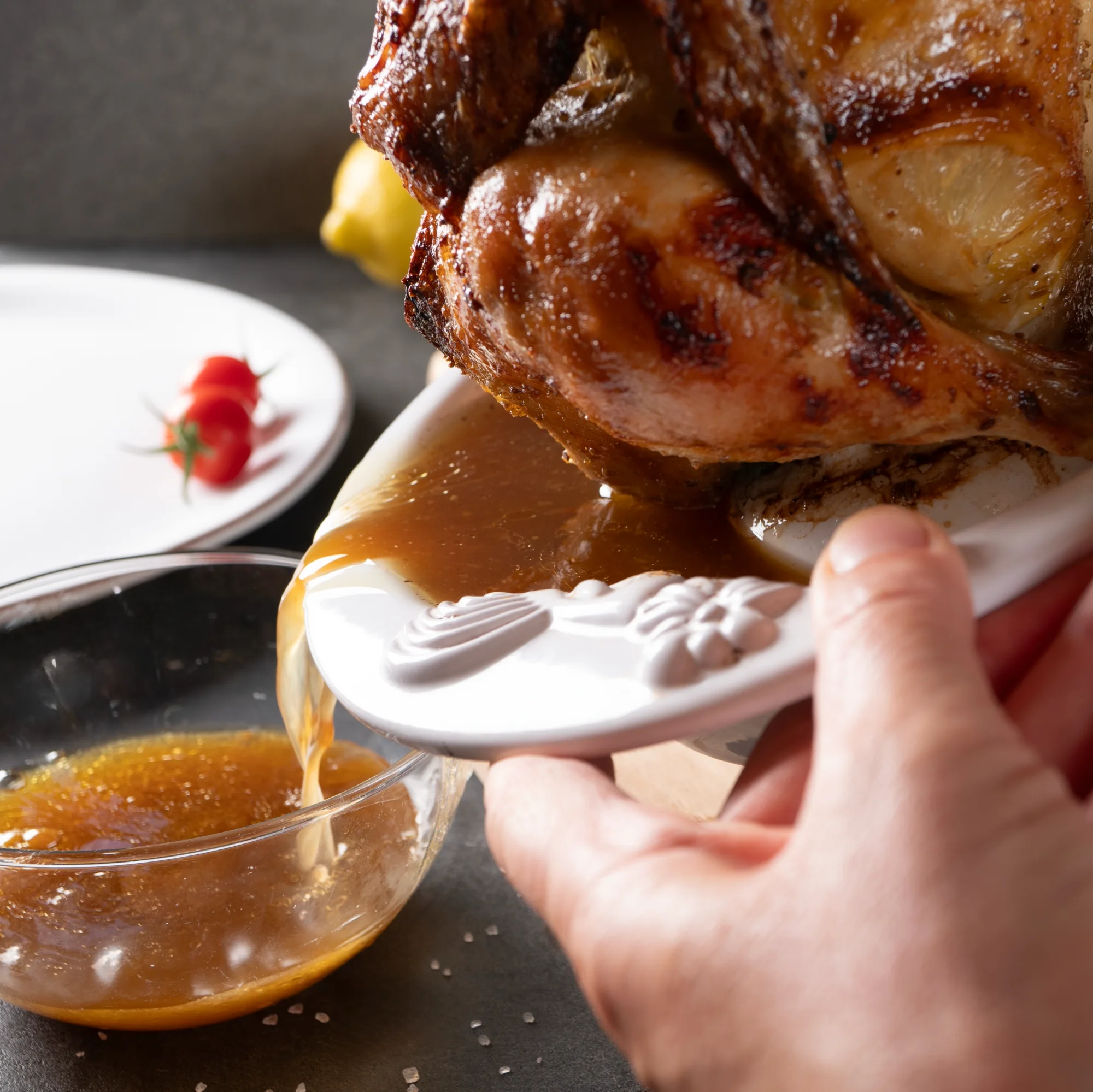 Römertopf Hähnchenbräter aus Naturton – Gesundes Braten im Ofen ohne Zusatzfette Römertopf Hähnchen-Bräter aus naturbelassenem Ton, oval geformt, mit Deckel; im Inneren ein Hühnchen aufrecht auf einem mittigen Kegel positioniert, umgeben von Gemüse – präsentiert auf einem hellen Untergrund.