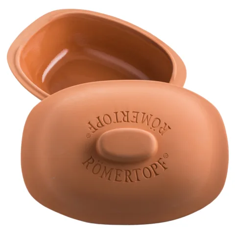 Römertopf Bräter Trend – Dampfgarer aus Naturton mit Deckel für fettfreies Garen Römertopf Dampfgarer und Bräter aus naturbrauner Keramik mit Deckel, seitlich fotografiert auf hellem Hintergrund, Deckel leicht geöffnet, um das Innere zu zeigen.