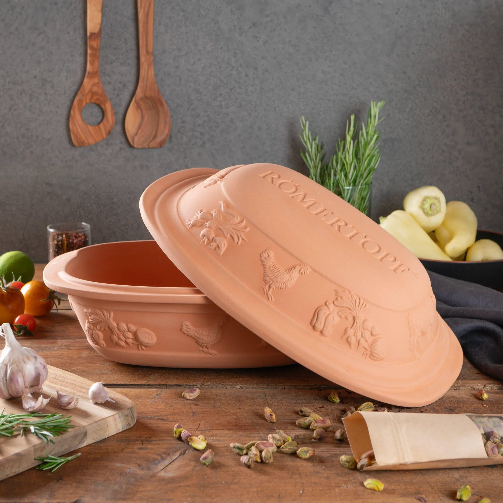 Römertopf Bräter Rustico mit Deckel – Keramik Schmortopf für saftige Ofengerichte Rechteckiger Römertopf-Bräter der Serie "Rustico" aus naturfarbenem Ton mit passendem Deckel, seitlich stehender Schriftzug „RÖMERTOPF“, auf weißem Hintergrund.