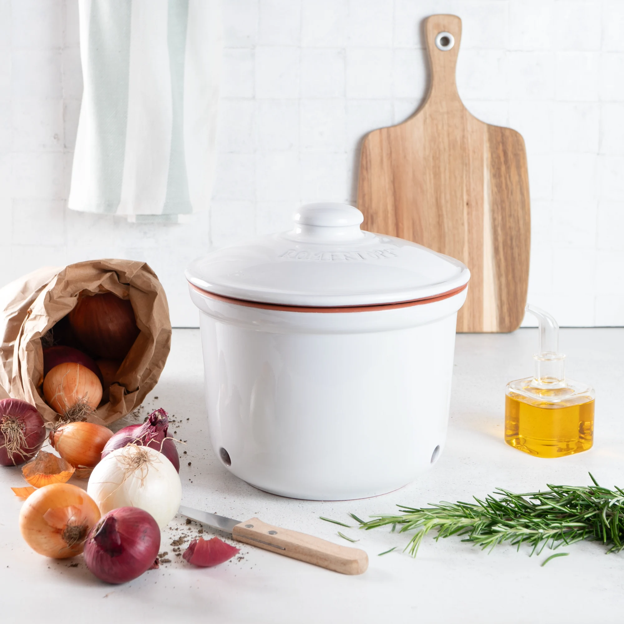 RÖMERTOPF Frischetopf Maxi Zwiebeltopf Weiß – atmungsaktive Ton-Aufbewahrung für Zwiebeln Weiß glasierter Römertopf-Frischetopf „Maxi“ aus Keramik zur Aufbewahrung von Zwiebeln, mit Deckel und seitlichen Luftlöchern, in heller Studioumgebung fotografiert.