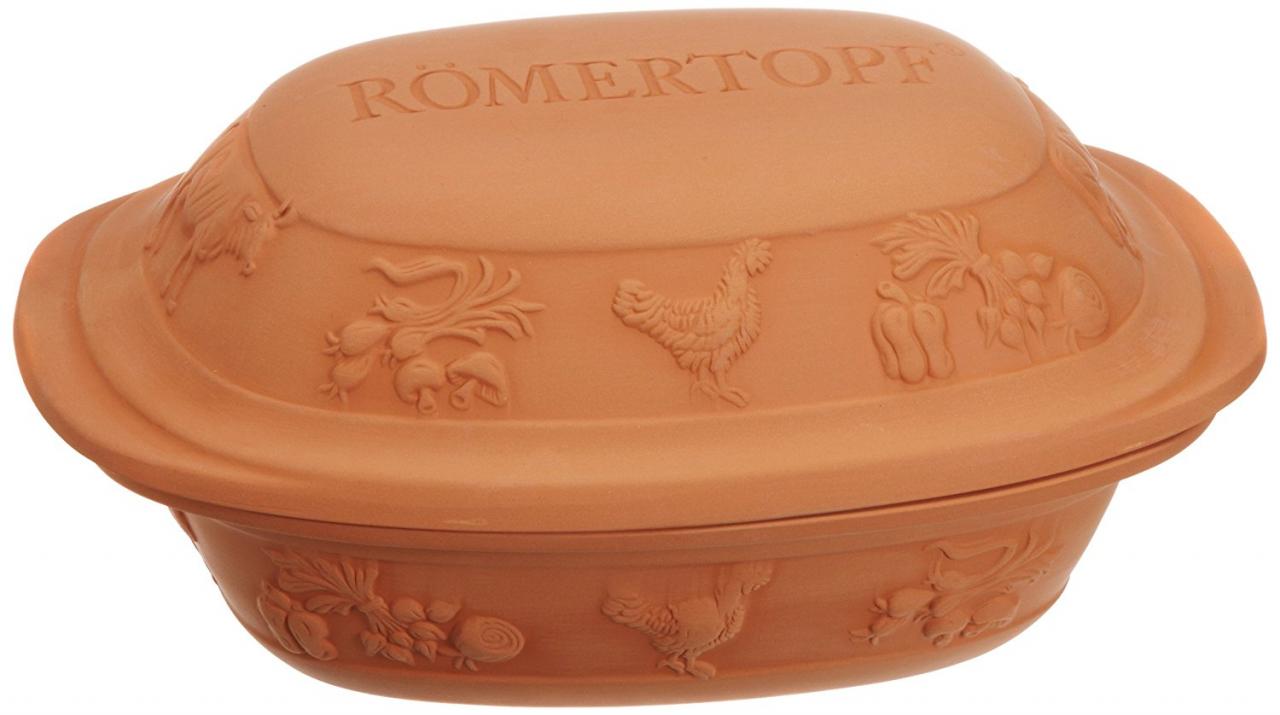 Römertopf Brottopf oval aus Keramik mit Deckel – atmungsaktiver Brottopf zur natürlichen Aufbewahrung von Brot und Brötchen Ovaler Römertopf-Tontopf mit Deckel, naturfarben, auf weißem Hintergrund; geeignet zum fettfreien Garen von Speisen im Backofen.