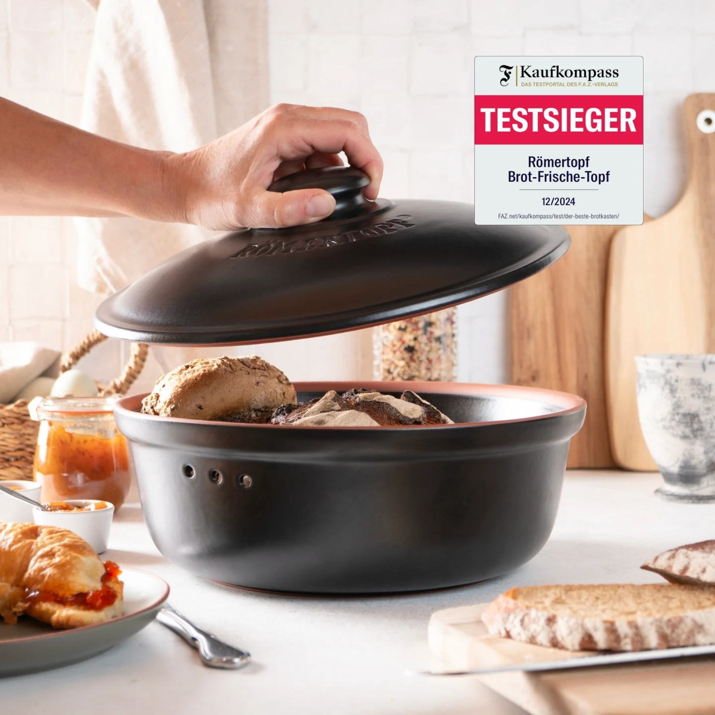 Römertopf Brottopf rund schwarz – Frischetopf aus Naturton mit Deckel Runder, schwarzer Römertopf Brottopf mit Deckel aus Naturton, seitlich belüftet zur optimalen Frischhaltung von Brot.