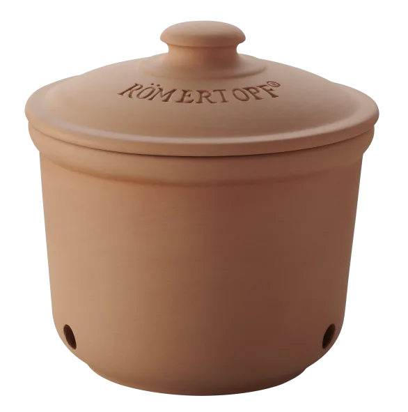 Römertopf Frischetopf Medi aus Terracotta zur natürlichen Vorratshaltung von Gemüse und Obst Römertopf Frischetopf aus Terrakotta der Größe Medi mit Deckel, auf einem hellen Untergrund stehend; traditionelles, naturbelassenes Design zur Aufbewahrung von Gemüse oder Obst.