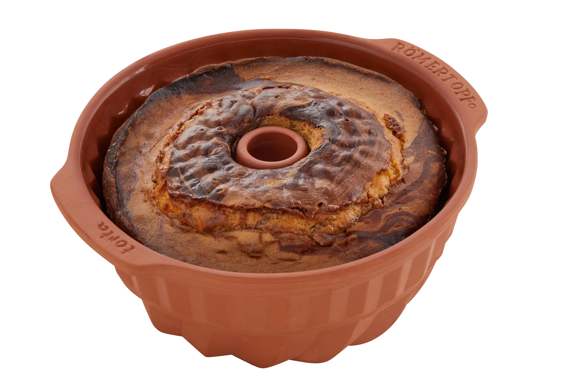 Römertopf Gugelhupf-Form mit gebackenem Kuchen – Keramik-Backform für saftigen Gugelhupf Ein gebackener Gugelhupf mit goldbrauner Kruste sitzt in einer glasierten, braunen Römertopf-Keramik-Gugelhupfform auf einem hellen Untergrund. Daneben liegen ein aufgeschlagenes Rezeptheft und einige Backutensilien.