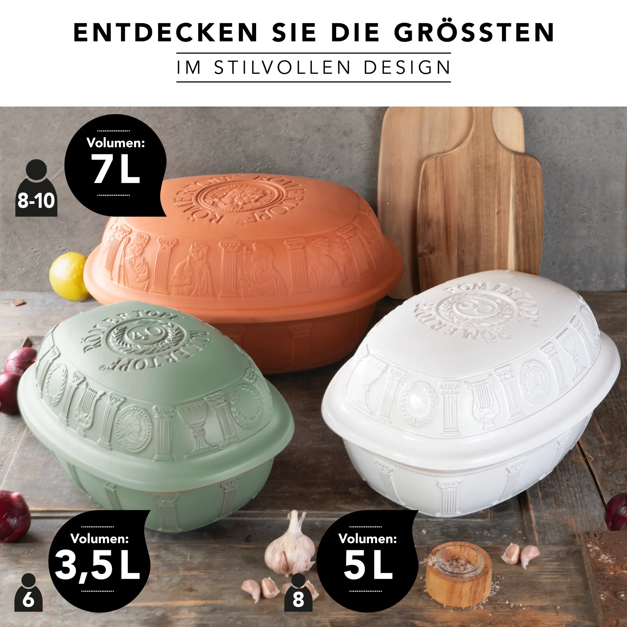 Römertopf Jubiläums-Bräter aus Naturton mit Deckel – traditioneller Tontopf für schonendes Garen Rechteckiger Römertopf-Bräter aus naturfarbenem Ton mit passendem Deckel, verziert mit stilisiertem Schriftzug „JUBI“ und Wellenmuster; steht auf weißem Hintergrund.