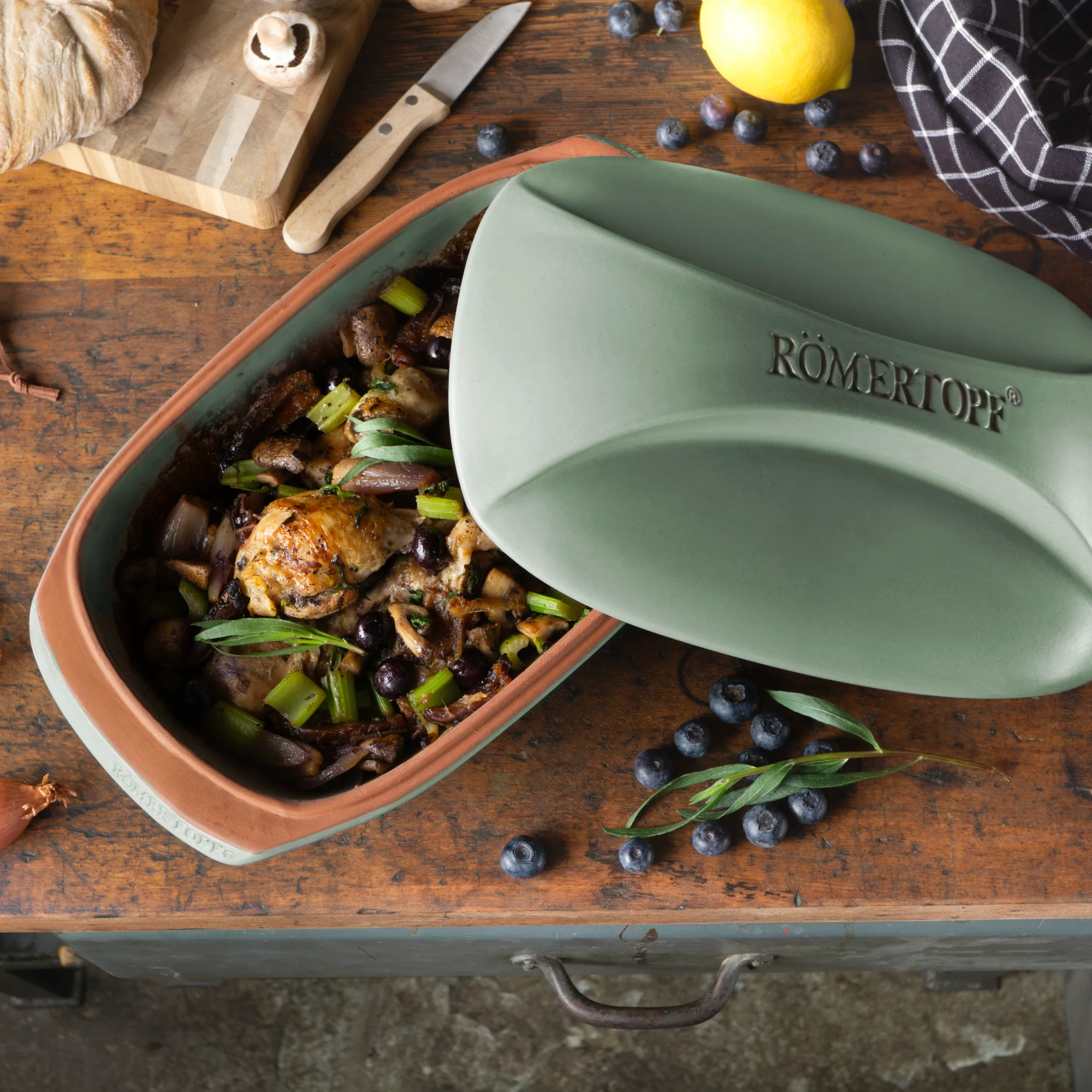 Römertopf Bräter Culinario grün – Keramik Schmortopf für gesundes Kochen Rechteckiger Römertopf-Bräter in Grün mit glatter Oberfläche und leicht gewölbtem Deckel, auf weißem Hintergrund.