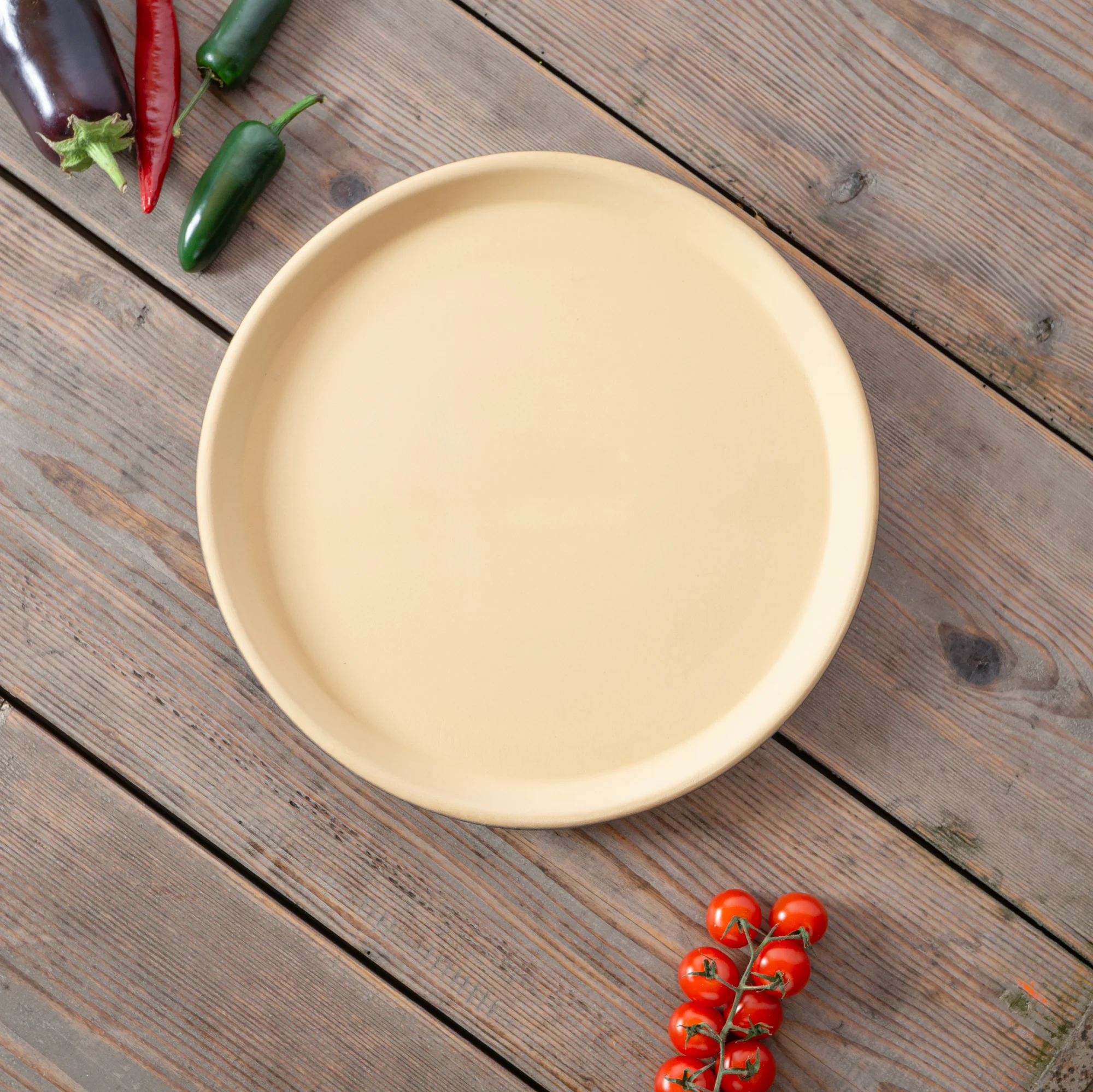 Römertopf Backstein – Rechteckige Brotbackform aus Naturton für knuspriges Brot Rechteckiger Römertopf-Backstein aus unglasierter Terrakotta mit Deckel, auf heller Oberfläche stehend; dient zum Backen von Brot in traditionellen Haushaltsöfen.