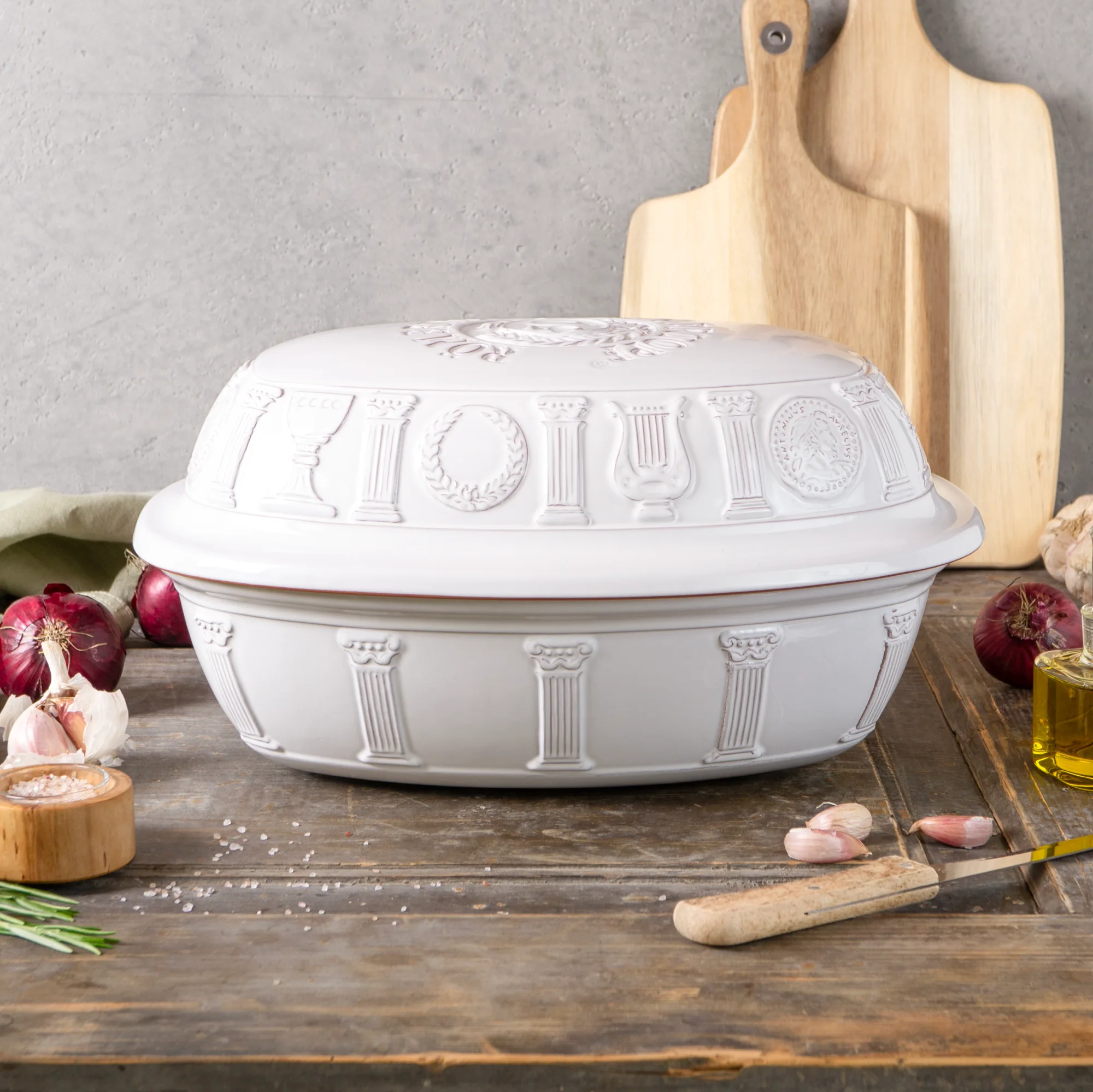 Römertopf Bräter weiß – Jubiläumsedition 50 Jahre – Keramik Schmortopf mit Deckel Weißer Römertopf-Bräter in klassischer ovaler Form mit Deckel, aus natürlichem Ton, auf einem neutralen Hintergrund – Jubiläumsedition „50 Jahre Römertopf“.
