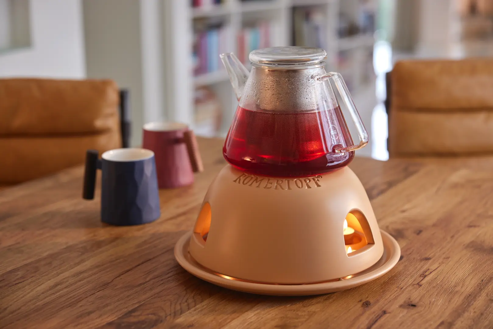 Römertopf Raumbefeuchter aus Keramik zur natürlichen Luftbefeuchtung Römertopf-Raumbefeuchter aus naturbelassener Keramik in Tropfenform mit stilisiertem Wellenmuster, aufgehängt an einem Heizkörper.