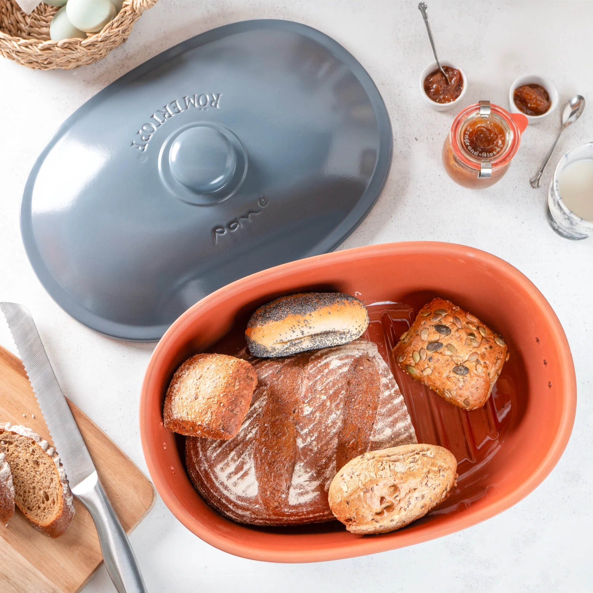 Römertopf Brottopf aus Keramik in Blaugrau mit Deckel – atmungsaktive Aufbewahrung für frisches Brot Runder Römertopf Brottopf aus Keramik in Blaugrau mit Deckel, seitlicher Beschriftung „BROT“ und Lüftungslöchern für optimale Frischhaltung von Brot.