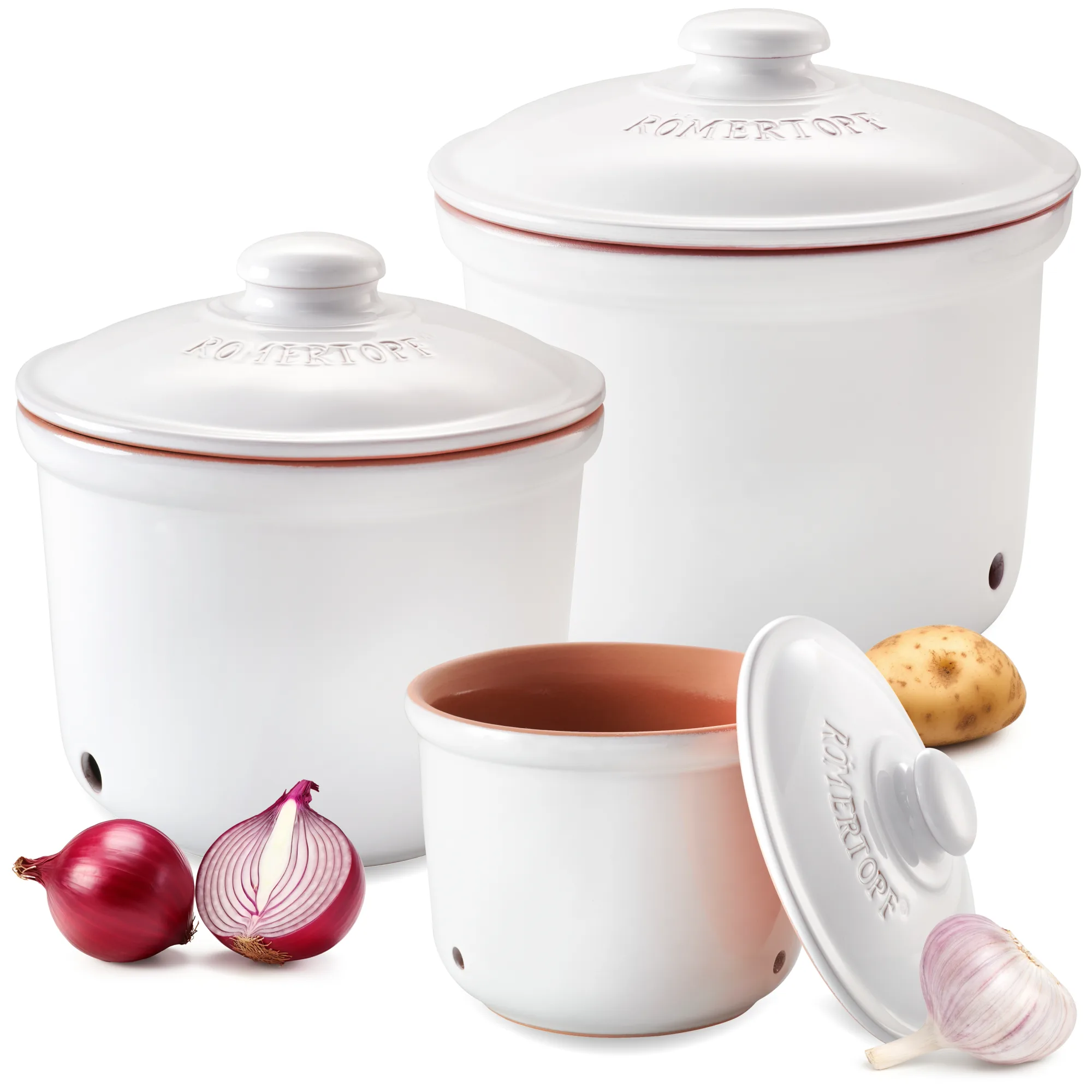 Vorratstopf-Set 3er in Weiß – Römertopf Vorratstöpfe aus dem Römertopf Vorratstopf-Set 3er in Weiß mit Deckeln, für Zwiebeln und Knoblauch, auf neutralem Hintergrund