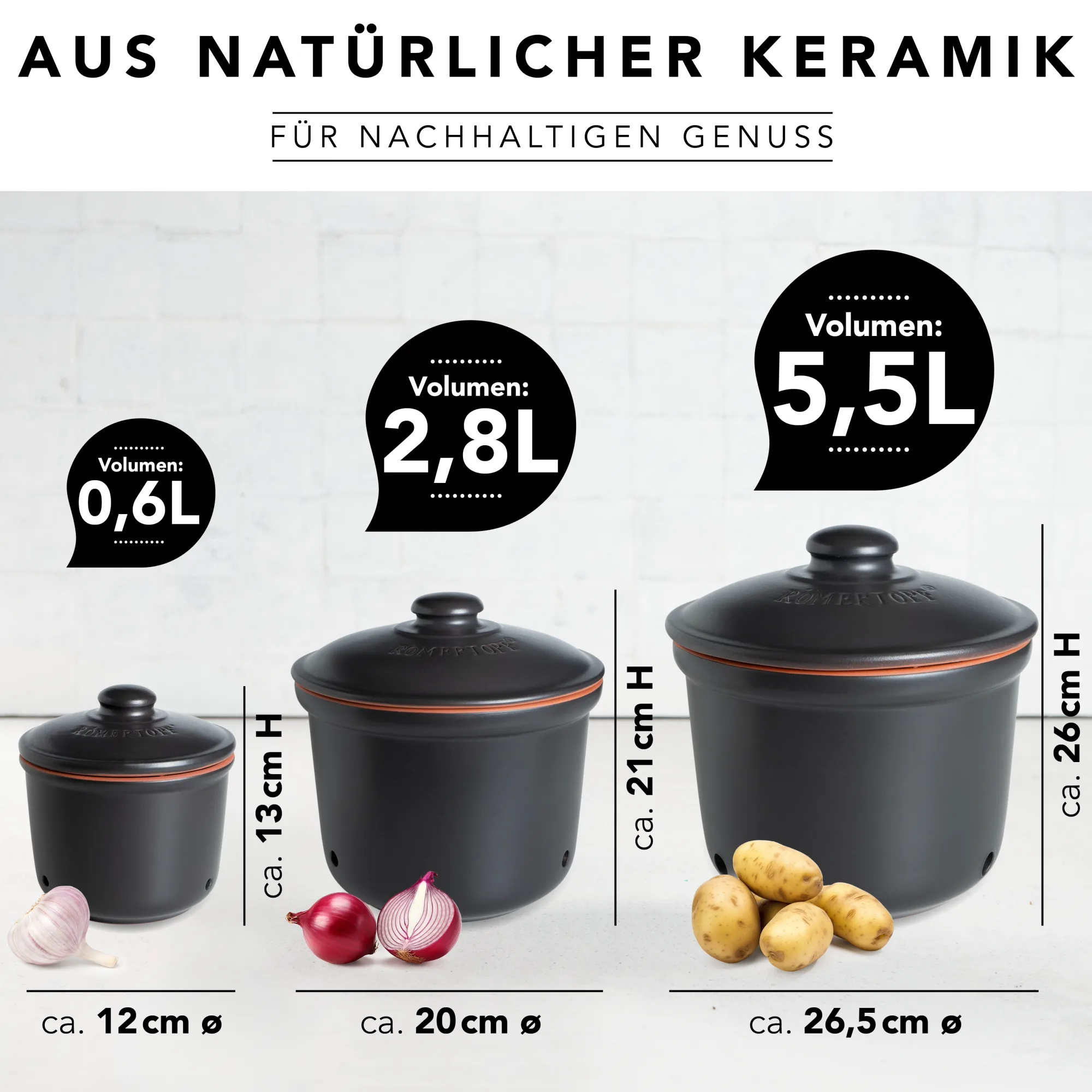 Römertopf Vorratstopf Set aus Keramik in Schwarz – 3-teiliges luftdichtes Aufbewahrungsset für Küche Vorratstopf-Set aus schwarzer Keramik von Römertopf, bestehend aus zwei Töpfen mit Deckeln und seitlichen Griffmulden, auf heller Oberfläche stehend.