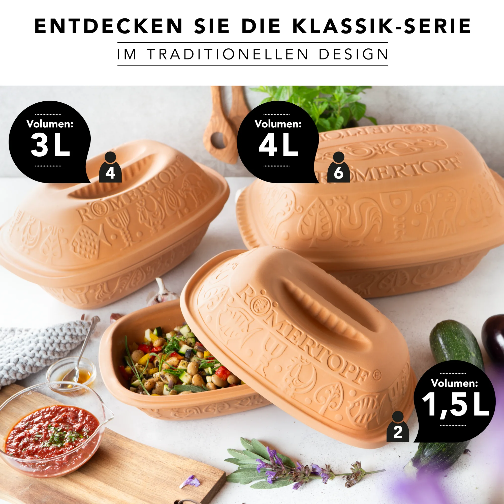 Klassische Römertopf Bräter in verschiedenen Varianten aus Naturton Drei klassische Römertopf-Bräter aus naturfarbenem Ton in verschiedenen Größen, nebeneinander aufgestellt; jeder mit passendem Deckel, präsentiert auf hellem Untergrund.
