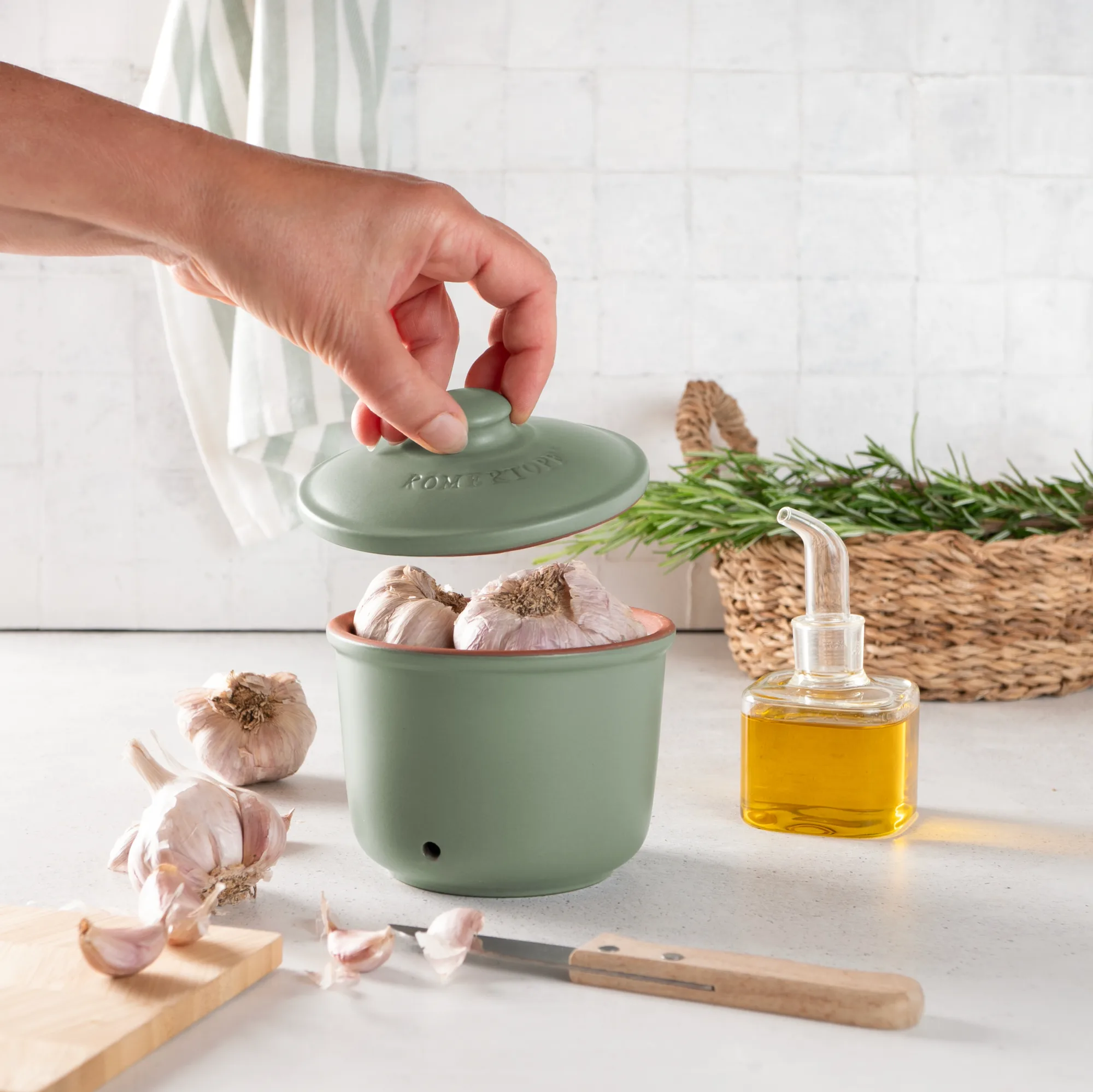 Römertopf Vorratstopf Set aus Keramik in Grün – 3-teiliges Frischhalte-Set für Küche Vorratstopf-Set aus Keramik in Grün von Römertopf, bestehend aus drei unterschiedlich großen Töpfen mit Holzdeckeln, auf heller Oberfläche arrangiert.