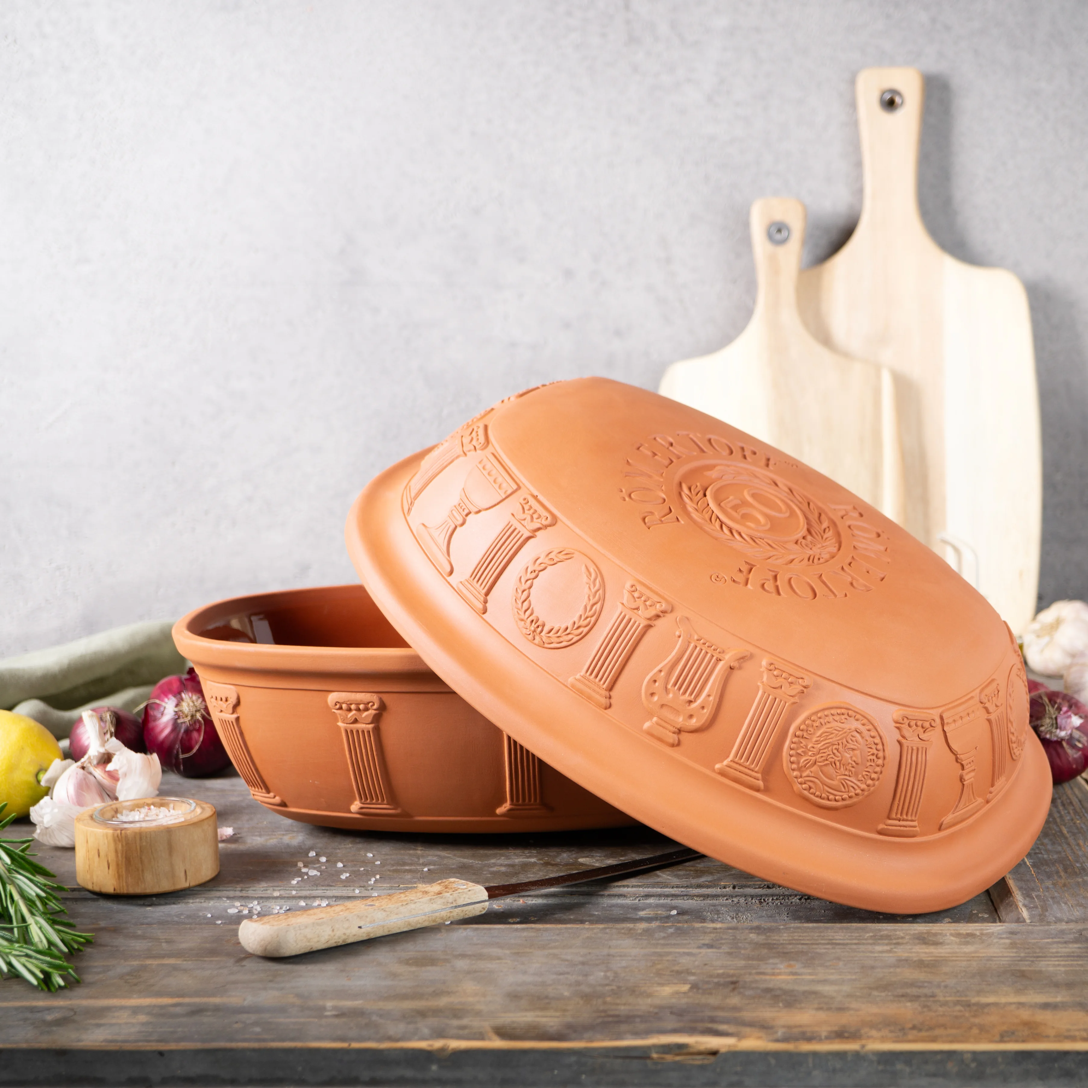 RÖMERTOPF Bräter Klassik aus Naturton – Jubiläumsedition 50 Jahre – traditionelles Schmorgefäß für natürliche Küche Rechteckiger Römertopf-Bräter mit Deckel aus naturbelassener Terrakotta vor neutralem Hintergrund, seitlich geprägt mit der Aufschrift „50 Jahre Römertopf“.