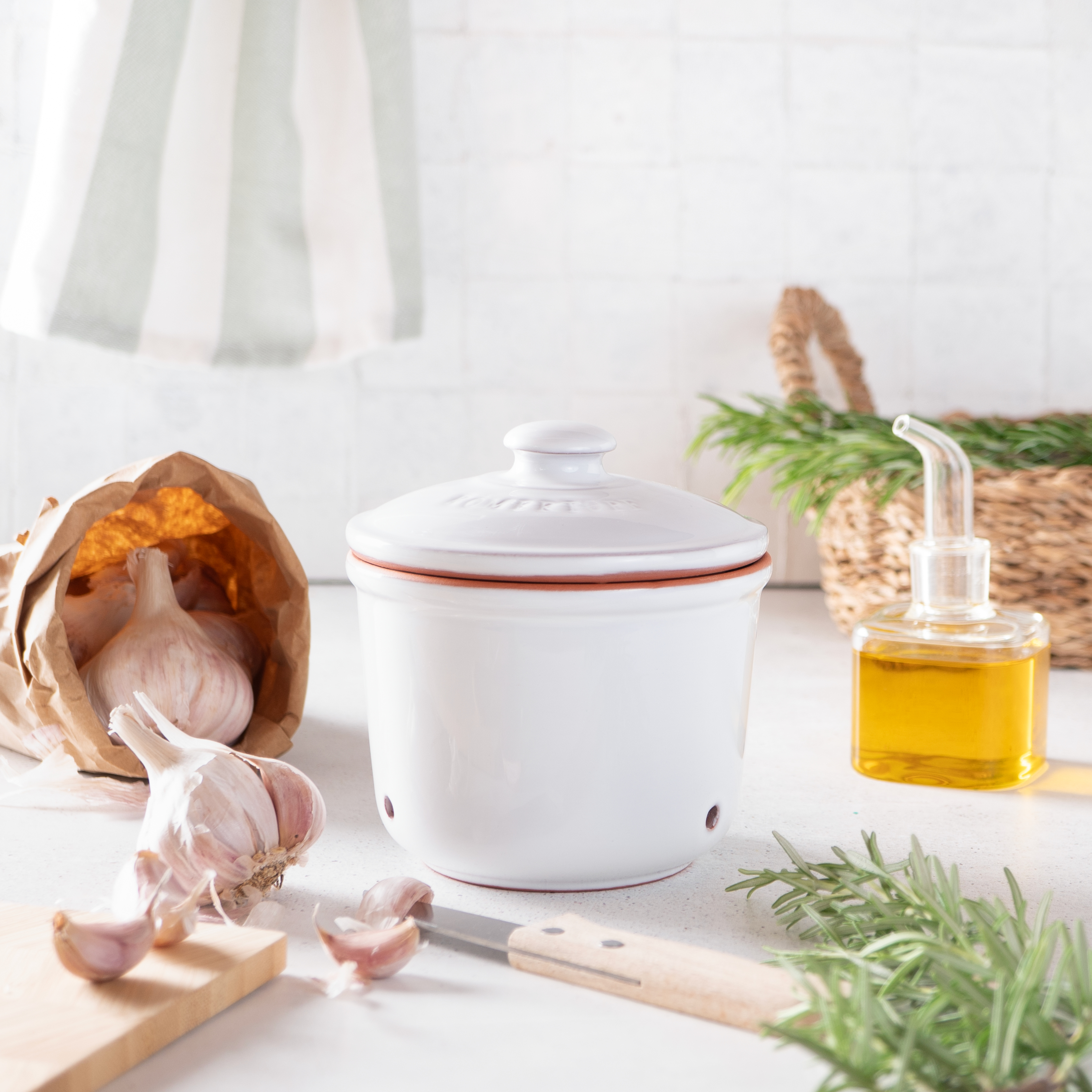Römertopf Knoblauch-Frischetopf Mini in Weiß – luftdichter Tontopf zur optimalen Lagerung von Knoblauch Weißer, kleiner Römertopf-Keramikbehälter mit Deckel zur Aufbewahrung von Knoblauch, mit Belüftungslöchern und geprägtem Schriftzug „Knoblauch“, auf hellem Untergrund.