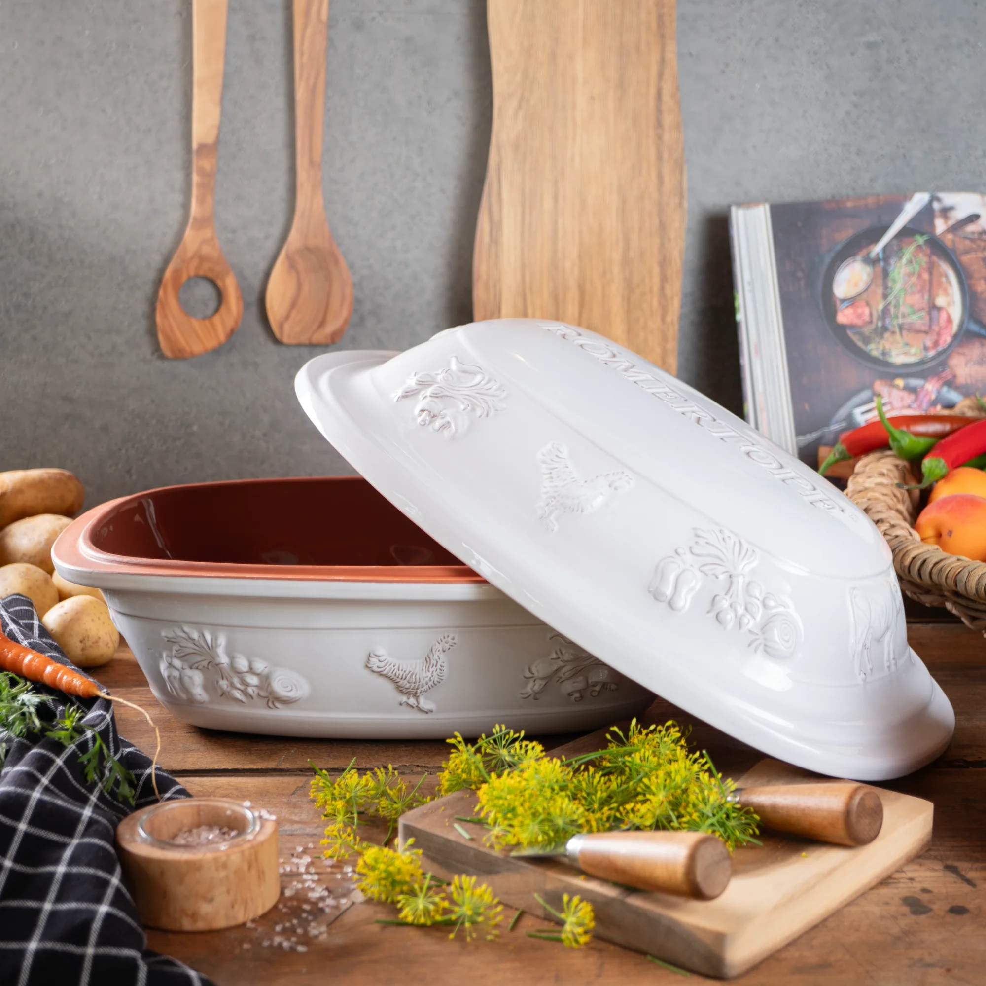 Römertopf Rustico Weiß für 6 Personen – Klassischer Bräter aus Naturton Rechteckiger Römertopf aus heller Keramik für sechs Personen, mit strukturiertem Deckel im Rustico-Stil, auf weißem Hintergrund.