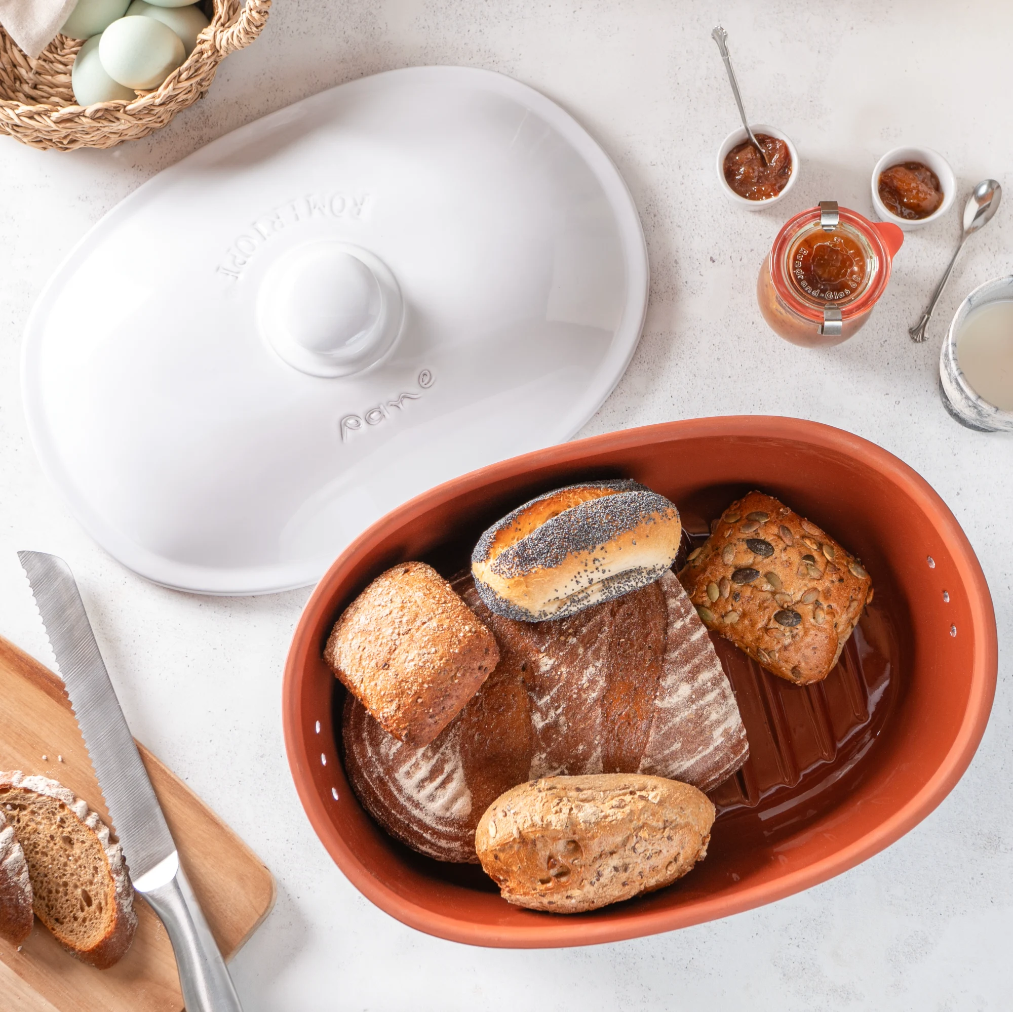 Römertopf Brottopf Maxi Weiß – Frischetopf aus Keramik zur Brotaufbewahrung Römertopf Frischetopf Maxi in Weiß mit Deckel, aus Keramik, seitlich zwei Griffmulden und Schriftzug „RÖMERTOPF“ auf der Vorderseite, auf weißem Hintergrund.