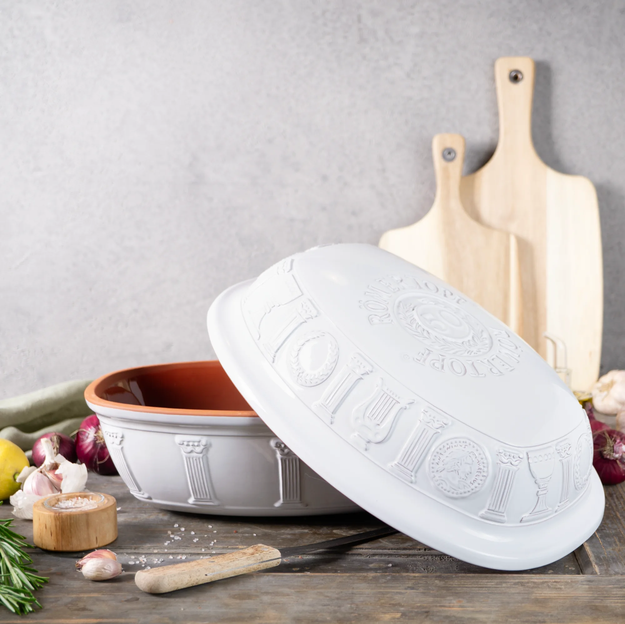 Römertopf Bräter Jubiläumsedition Weiß – 50 Jahre Qualität aus Naturton Weißer Römertopf-Bräter in ovaler Form mit Deckel, auf dem in erhabener Schrift „50 Jahre“ steht; das Gefäß steht auf einem Holzuntergrund vor neutralem Hintergrund.