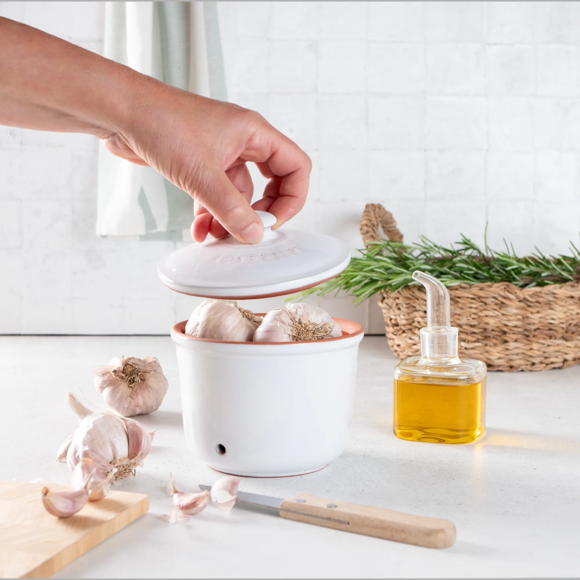 Römertopf Vorratstopf Set Weiß – Keramik Aufbewahrung für Zwiebeln, Knoblauch und Kartoffeln Zwei weiße Römertopf Vorratstöpfe aus Keramik mit Deckeln, einer kleiner als der andere, stehen nebeneinander auf einem hellen Untergrund; beide Töpfe tragen die Aufschrift „Römertopf“ und haben seitliche Luftlöcher zur Belüftung von gelagerten Lebensmitt