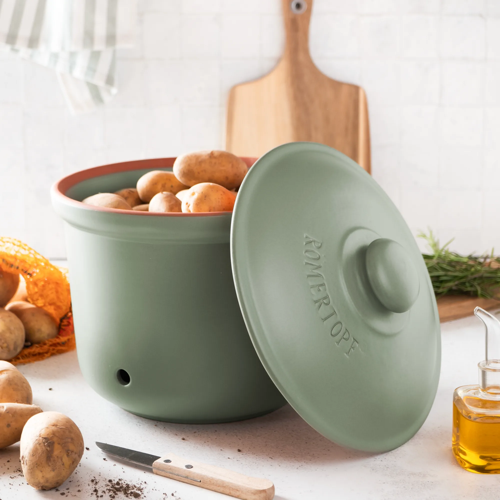 Römertopf Vorratstopf Set grün – Keramik Töpfe zur Aufbewahrung von Lebensmitteln Set aus drei grünen Römertopf-Vorratstöpfen mit Deckeln in unterschiedlichen Größen, aus Keramik mit weißer Beschriftung „Zwiebeln“, „Knoblauch“ und „Kartoffeln“, auf weißem Hintergrund.