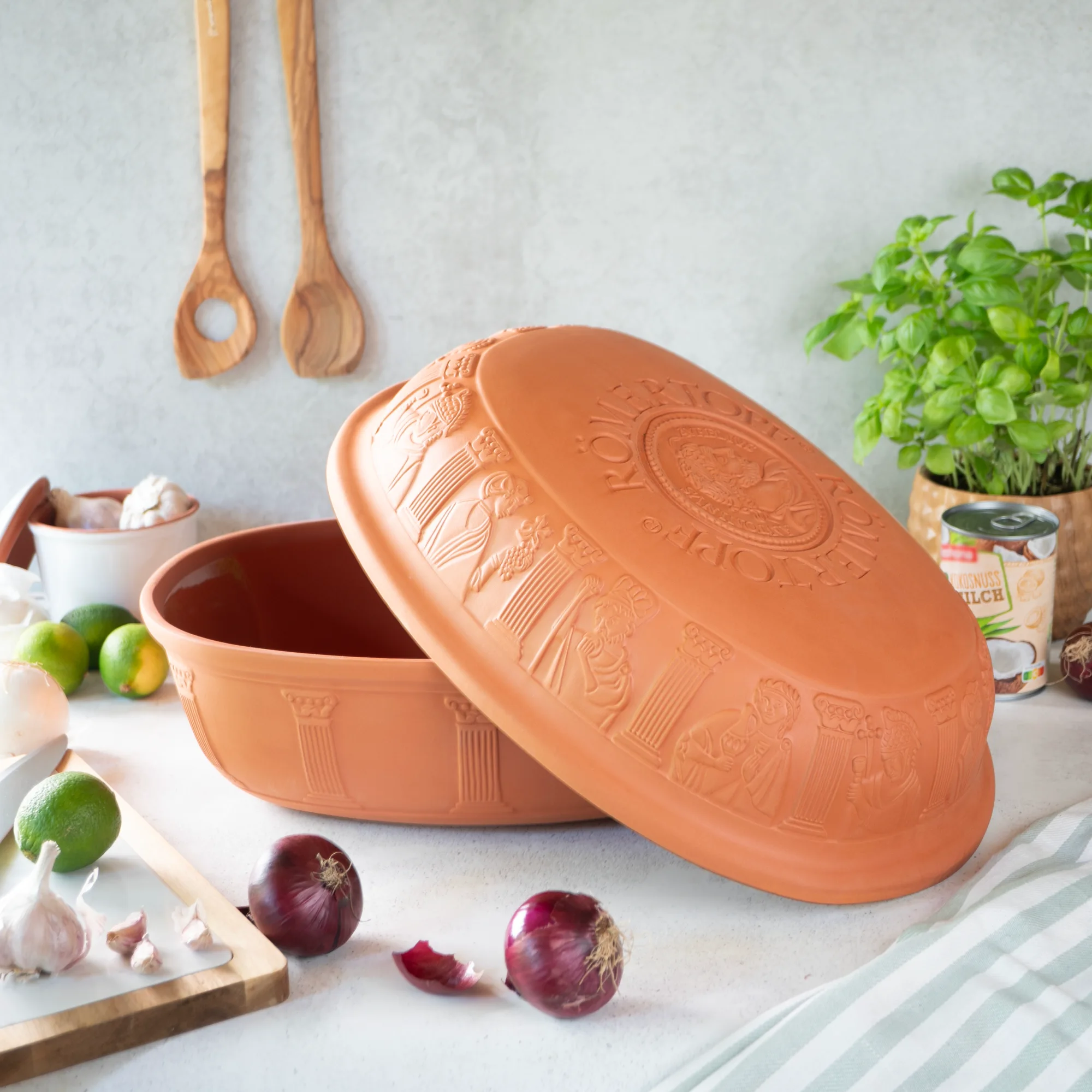 Gänsebräter aus Naturton mit Glasur – Römertopf Spezialbräter für Gans und große Braten Rechteckiger Römertopf-Gänsebräter aus naturfarbenem Ton mit passendem Deckel, auf einem hellen Untergrund vor neutralem Hintergrund präsentiert.