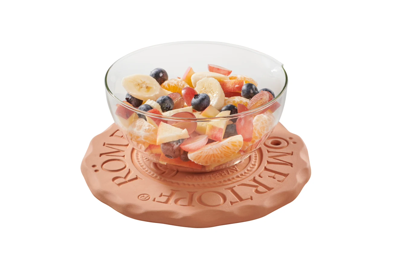 Heiß-Kalter Toni von Römertopf – Thermo-Behälter aus Naturton für Warm- und Kalthaltung Zweifarbiger Römertopf mit hellbrauner Unterseite und anthrazitgrauem Deckel in Form eines Brotlaibs, auf dem „HEISS & KALT“ und „TONI“ eingeprägt sind, stehend auf heller Oberfläche mit neutralem Hintergrund.