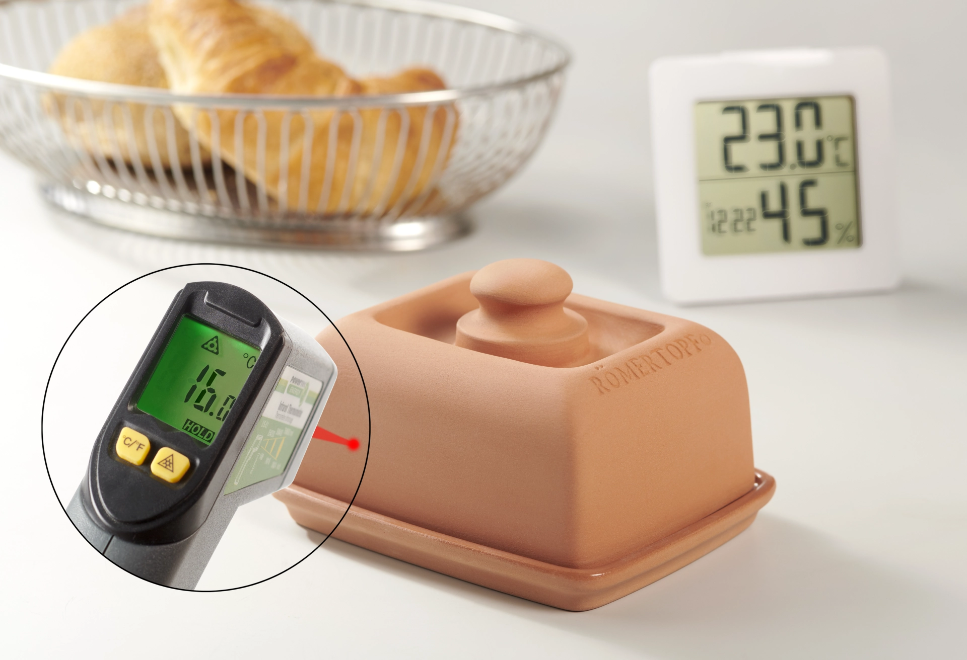 Römertopf Butterdose aus Keramik mit Deckel – stilvolle Aufbewahrung für Butter Römertopf Butterdose aus naturfarbener Keramik mit Deckel, auf einem hellen Untergrund stehend, klassisches Design mit Römertopf-Prägung auf dem Deckel.