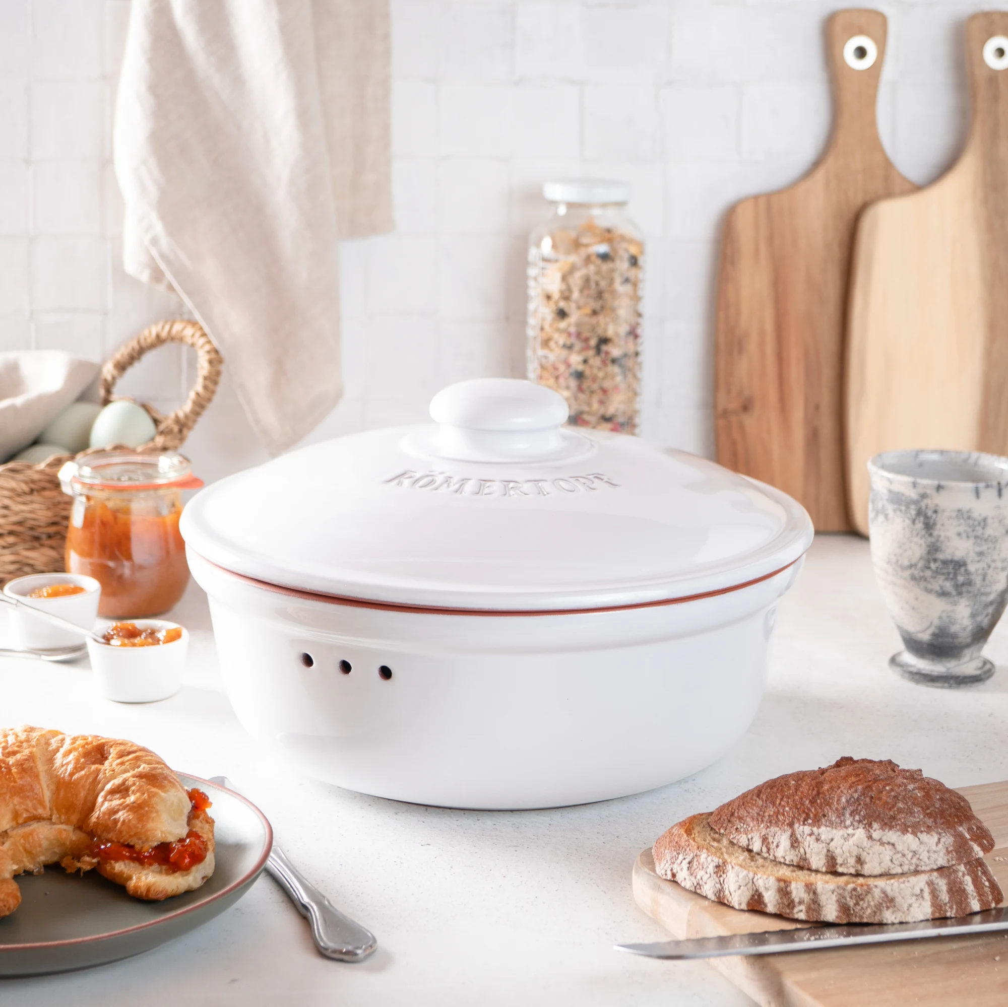 RÖMERTOPF Brottopf rund weiß – Frischetopf zur idealen Brotaufbewahrung aus Naturton Weißer, runder Römertopf Brottopf mit passendem Deckel, aus atmungsaktiver Keramik, auf weißem Hintergrund; hält Brot frisch durch natürliche Luftzirkulation.