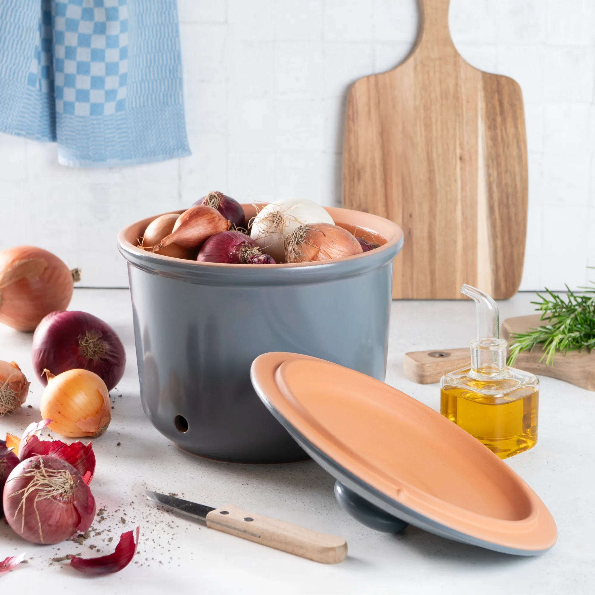 RÖMERTOPF Vorratstopf Set Blaugrau – Keramik Aufbewahrungsdosen mit Deckel für Küche & Vorratsschrank Vorratstopf-Set aus Keramik in Blaugrau mit Holzdeckeln, bestehend aus drei unterschiedlich großen Töpfen auf einer Küchenarbeitsplatte, ideal zur Aufbewahrung von Lebensmitteln.