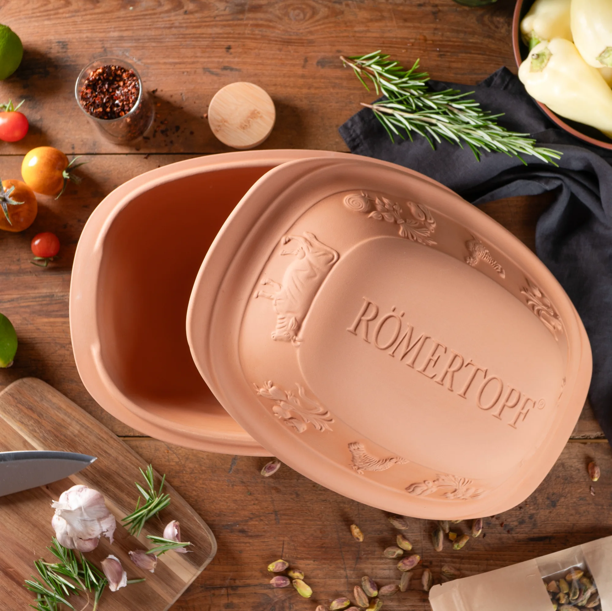 Römertopf Rustico Bräter aus Naturton mit Deckel – traditionelles Schmorgefäß für gesunde Küche Rechteckiger Römertopf-Bräter der Serie „Rustico“ aus naturbelassener Terrakotta mit Deckel, auf weißem Hintergrund freigestellt.