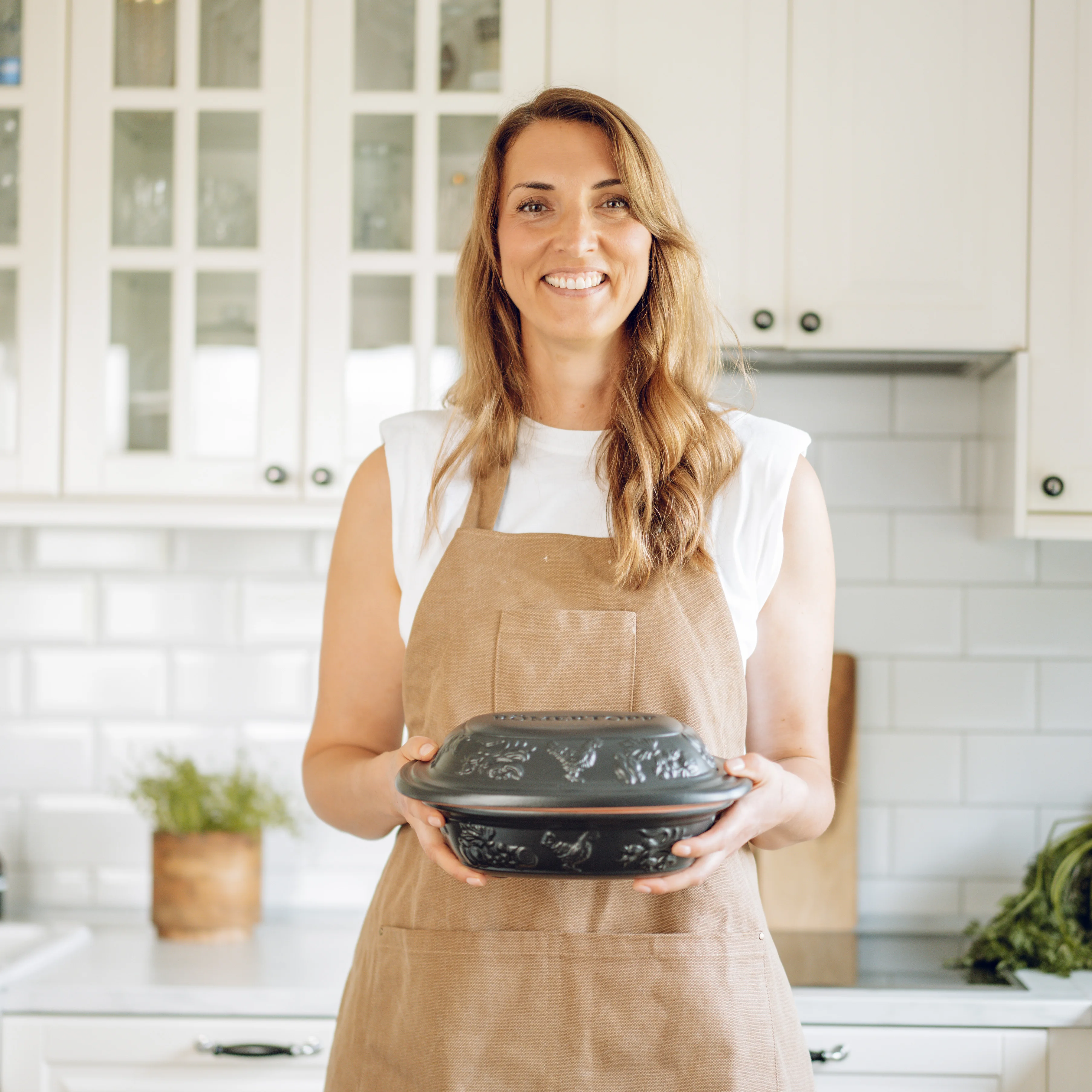 Römertopf Mini Bräter Schwarz – Keramik Schmortopf für Backofen und Mikrowelle Schwarzer Römertopf Mini-Bräter mit Deckel aus Keramik, glänzende Oberfläche, auf weißem Hintergrund.