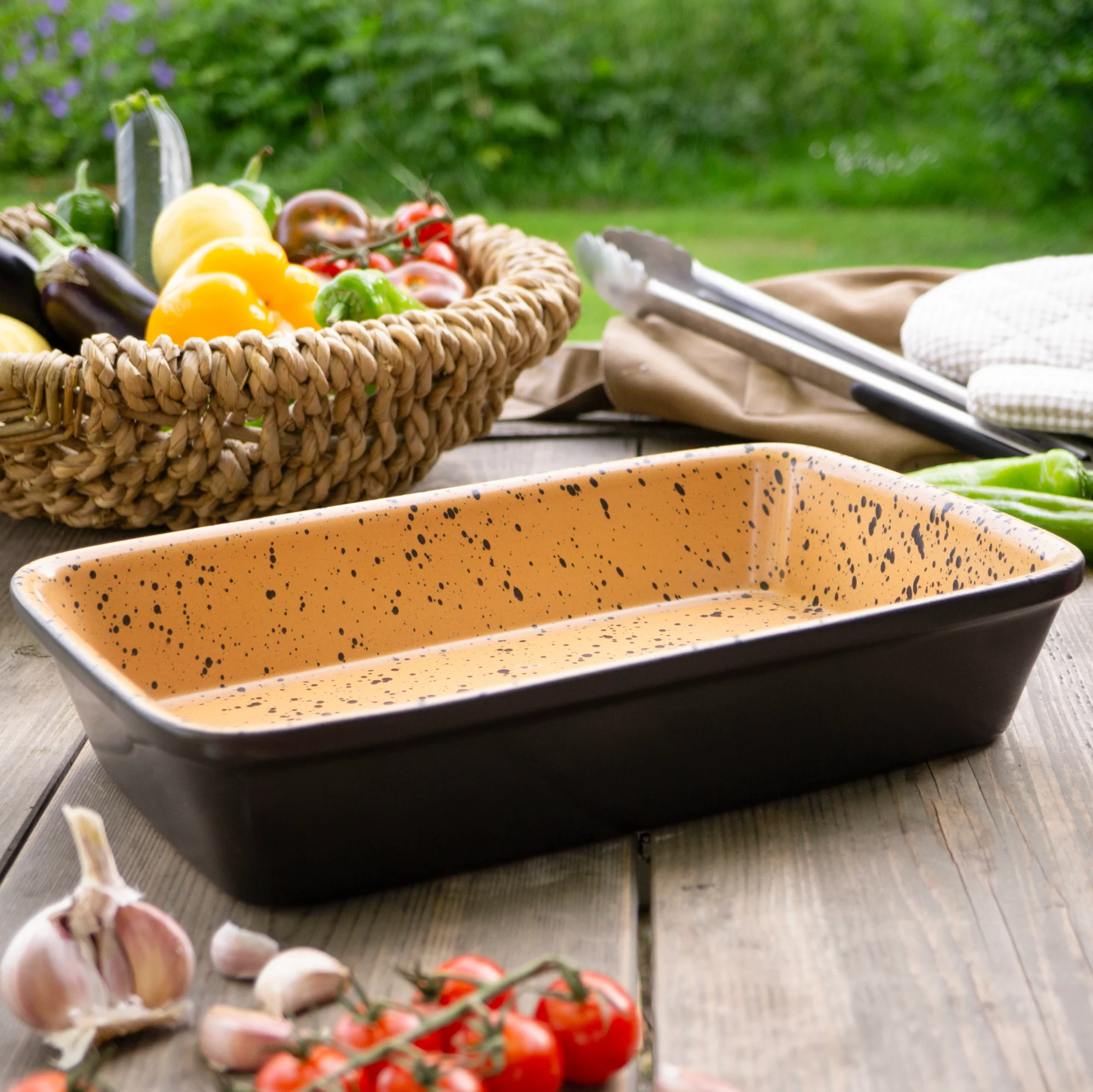 Römertopf Grillschale aus Ton – Nachhaltiges Grillzubehör für besten Grillgeschmack Rechteckige Römertopf Grillschale aus naturfarbener Keramik mit leicht erhöhtem Rand und geriffelter Oberfläche, auf weißem Hintergrund fotografiert.