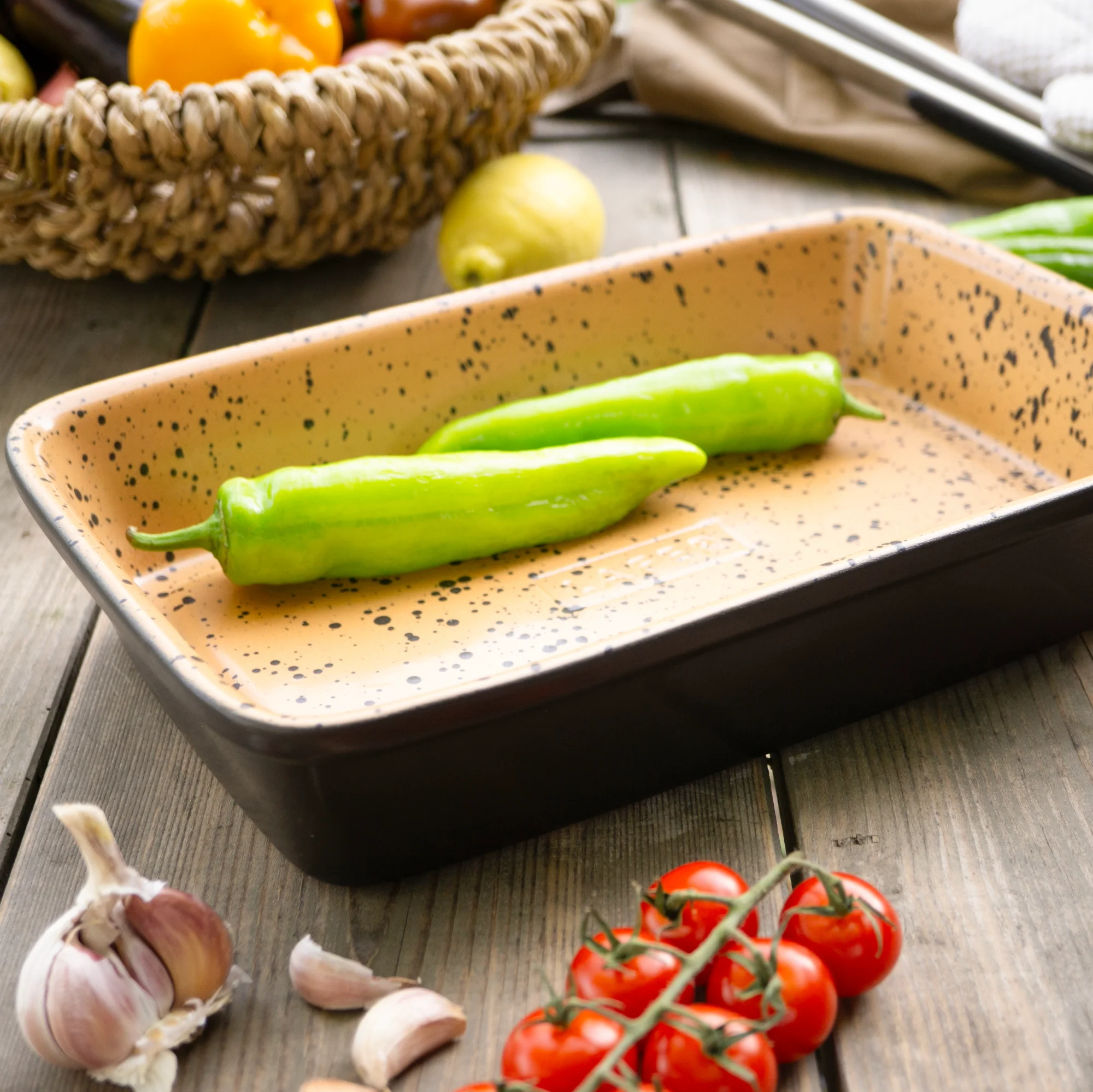 Römertopf Grillschale aus Naturton – Nachhaltiges Grillzubehör für schonendes Garen Rechteckige Römertopf Grillschale aus natürlichem Ton mit geriffeltem Boden, auf weißem Hintergrund.