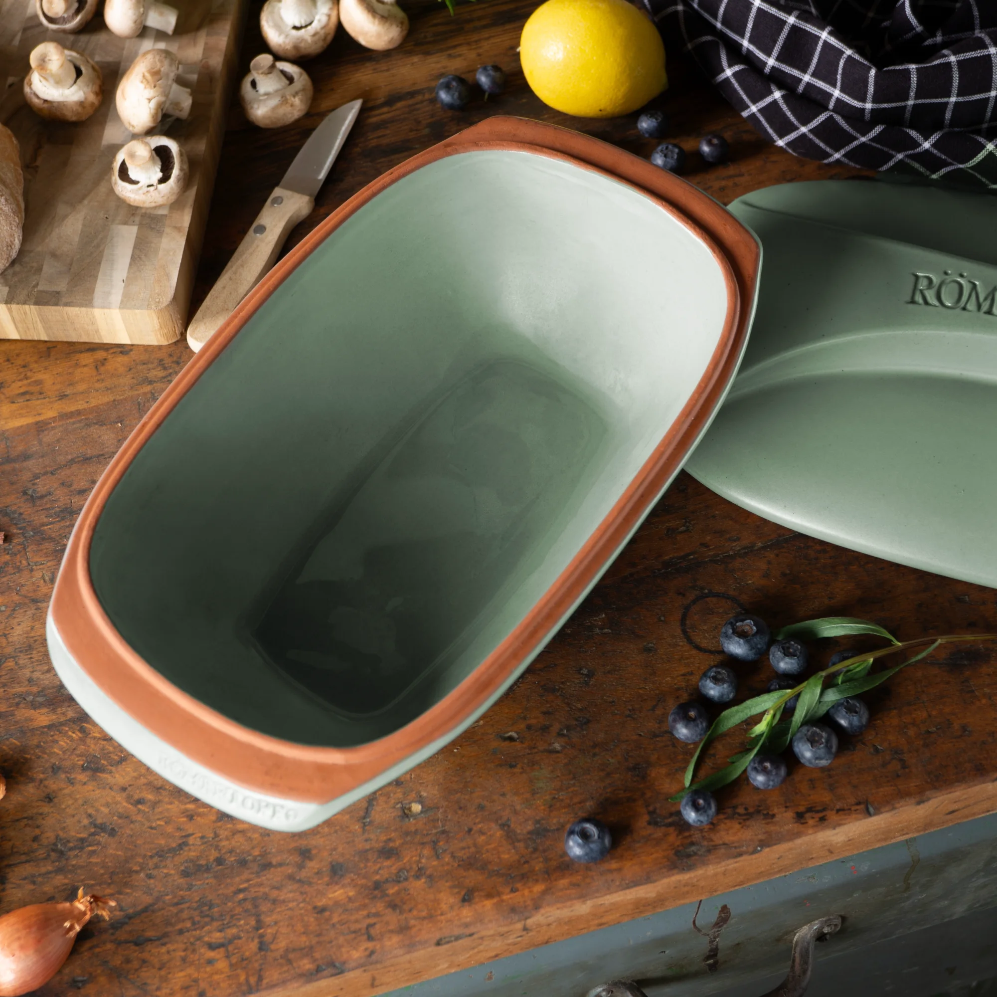 Römertopf Bräter Culinario in Grün mit Deckel – Keramiktopf für schonendes Garen Rechteckiger Römertopf-Bräter in Grün mit Deckel, aus Keramik gefertigt, auf weißem Hintergrund.