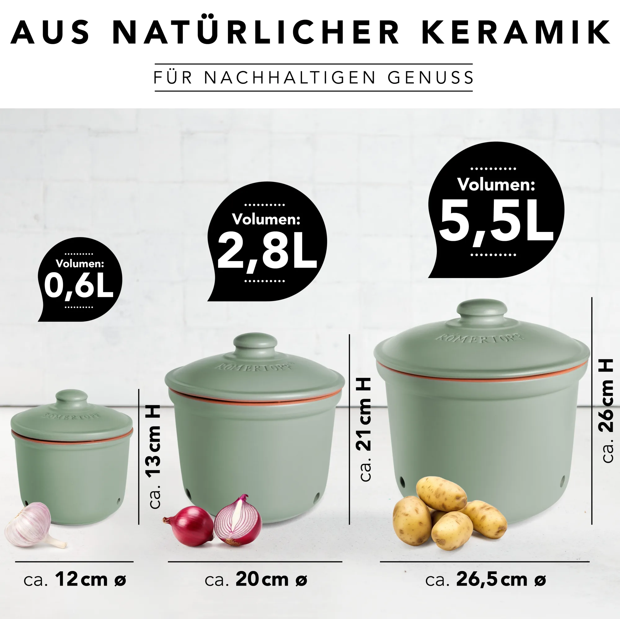 Römertopf Vorratstopf Set aus Keramik in Grün – luftdicht & atmungsaktiv zur Aufbewahrung von Gemüse Vorratstopf-Set aus Keramik in grünem Design von Römertopf, bestehend aus drei unterschiedlich großen Töpfen mit Deckeln, geeignet zur Aufbewahrung von Lebensmitteln wie Zwiebeln, Knoblauch und Kartoffeln, auf einem hellen Hintergrund präsentiert.