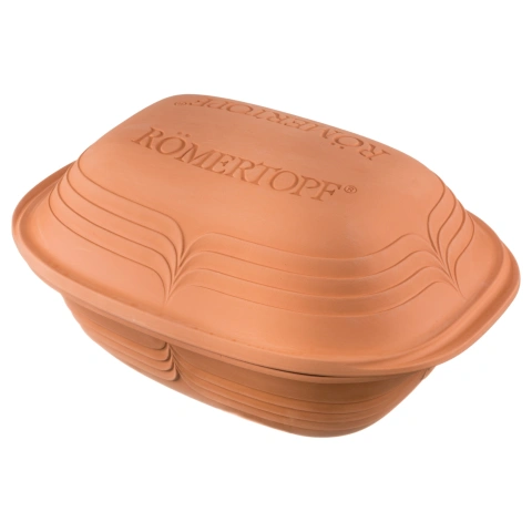 Römertopf Dampfgar Bräter Modern Look aus Keramik – schonendes Garen im Ofen Rechteckiger Römertopf-Dampfgarbräter mit Deckel in modernem Design aus naturfarbenem Ton, stehend auf weißem Untergrund.