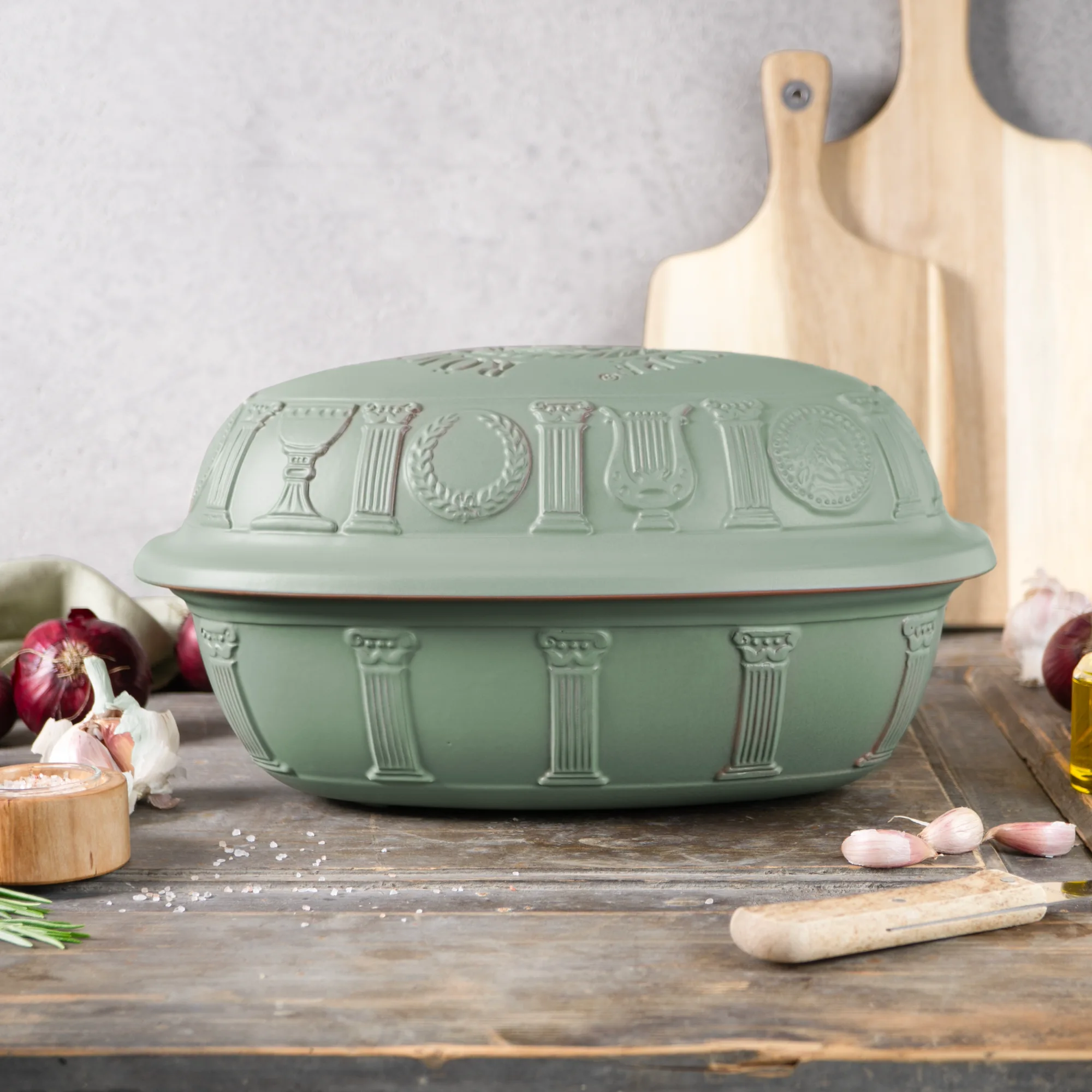 RÖMERTOPF Bräter 40 Jahre Edition in Grün – Keramik Schmortopf mit Deckel für aromatisches und fettfreies Garen Grüner Römertopf-Bräter in limitierter Jubiläumsausgabe „40 Jahre“, mit Deckel und geprägtem Schriftzug, auf weißem Hintergrund.